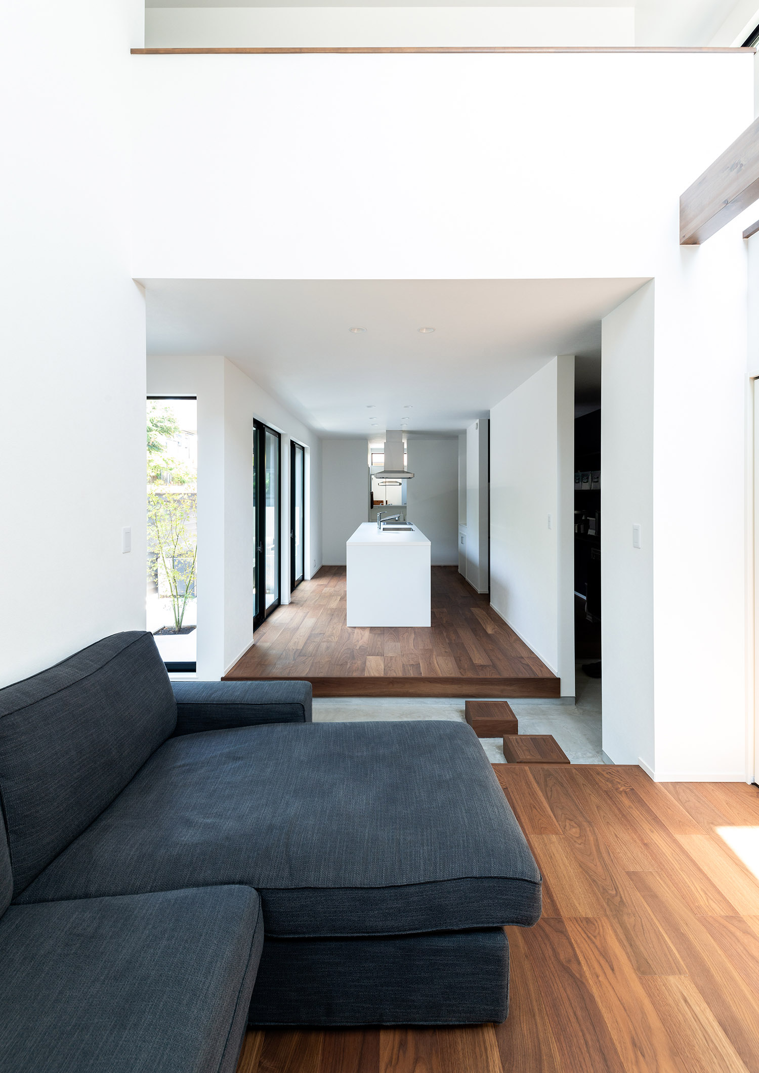 LDKの間に土間玄関があるおしゃれな間取り・デザイン住宅 注文住宅・デザイン住宅建築実例_『CASE763 ソト黒ウチ白』_LDK