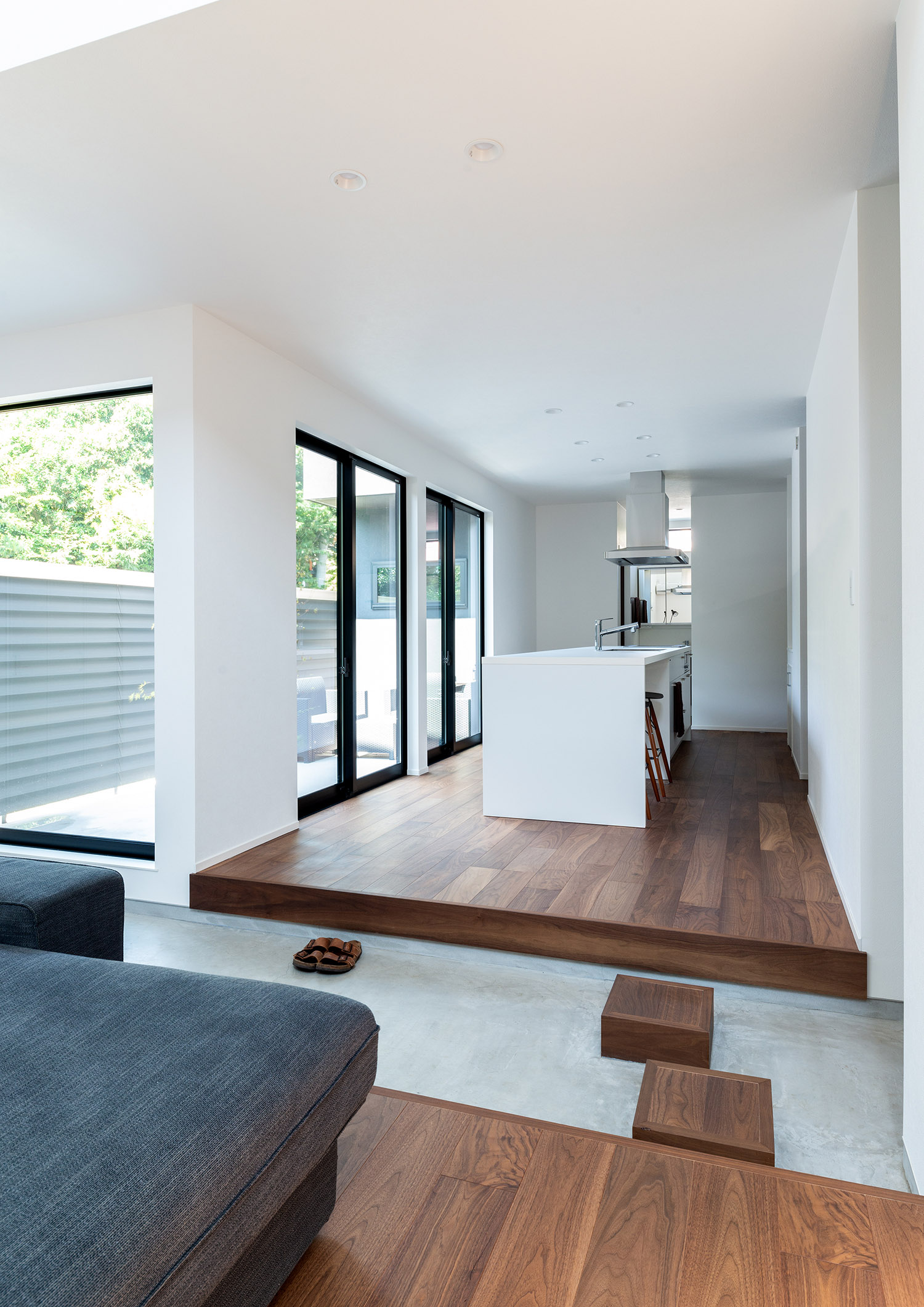 中庭を囲むように窓を取り付けた外との繋がりが感じられる空間・デザイン住宅 注文住宅・デザイン住宅建築実例_『CASE763 ソト黒ウチ白』_LDK