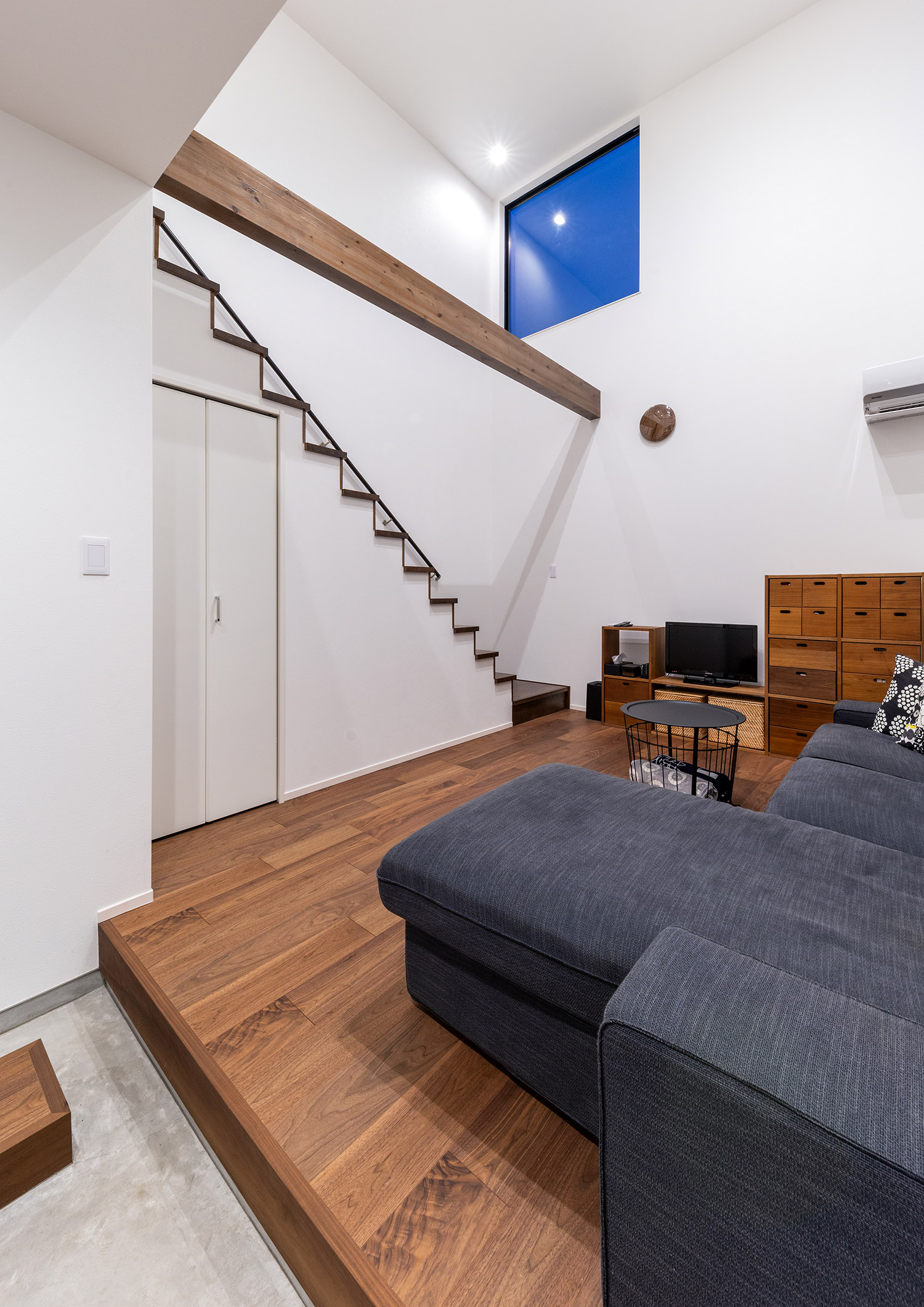 リビングイン階段がある高天井のシンプルなLDK・デザイン住宅 注文住宅・デザイン住宅建築実例_『CASE763 ソト黒ウチ白』_LDK