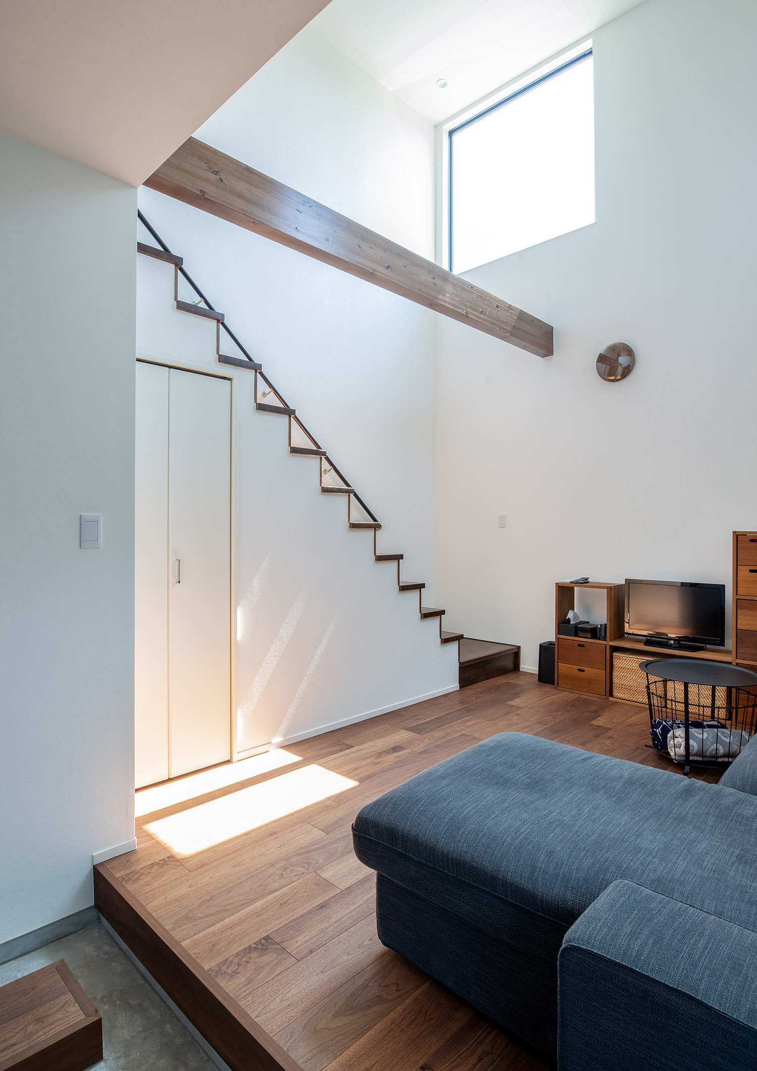 天井近くの窓から光が入る吹き抜けのLDK・デザイン住宅 注文住宅・デザイン住宅建築実例_『CASE763 ソト黒ウチ白』_LDK