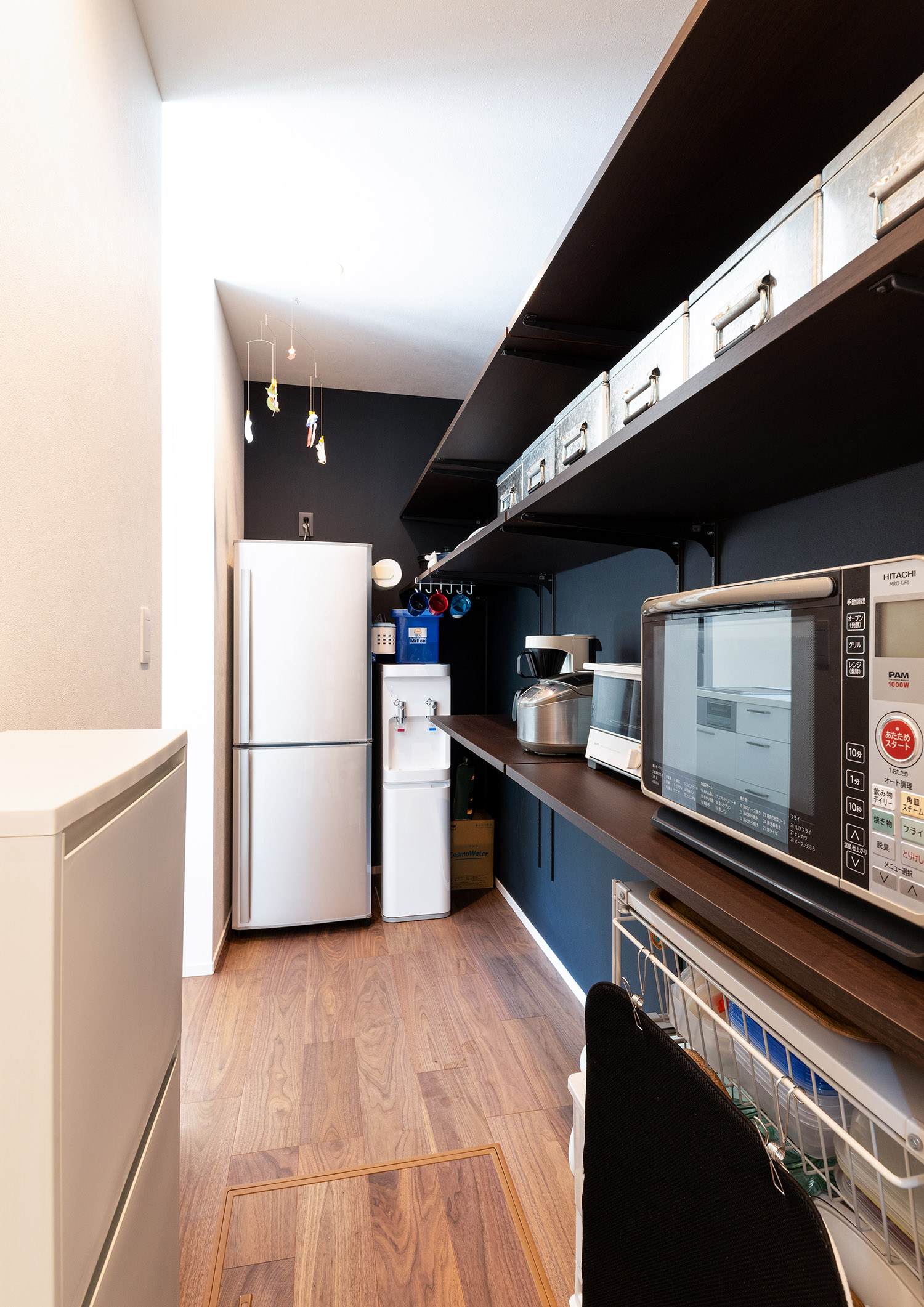 壁付け収納に家電などを置いたキッチン・デザイン住宅 注文住宅・デザイン住宅建築実例_『CASE763 ソト黒ウチ白』_キッチン