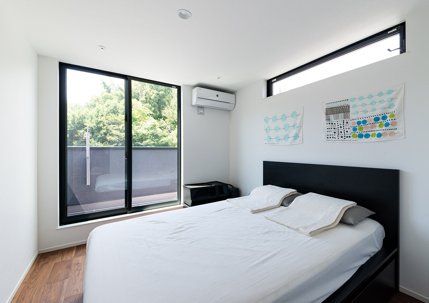 バルコニーに面した窓とスリット窓がある寝室・デザイン住宅 注文住宅・デザイン住宅建築実例_『CASE763 ソト黒ウチ白』_寝室