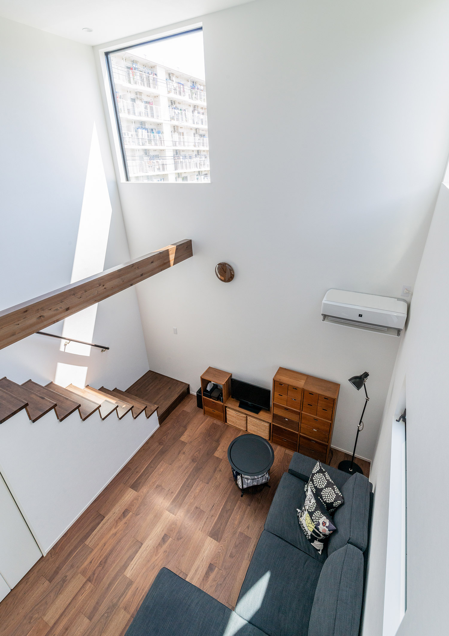 吹き抜けの二階から一階のLDKを見た様子・デザイン住宅 注文住宅・デザイン住宅建築実例_『CASE763 ソト黒ウチ白』_LDK