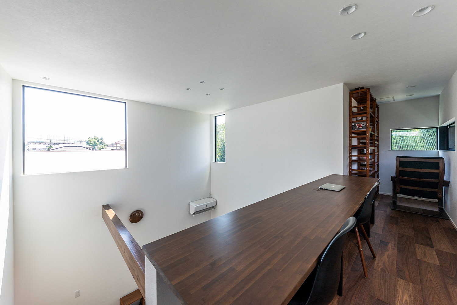 吹き抜けに面したスペースにある開放的なワークスペース・デザイン住宅 注文住宅・デザイン住宅建築実例_『CASE763 ソト黒ウチ白』_書斎