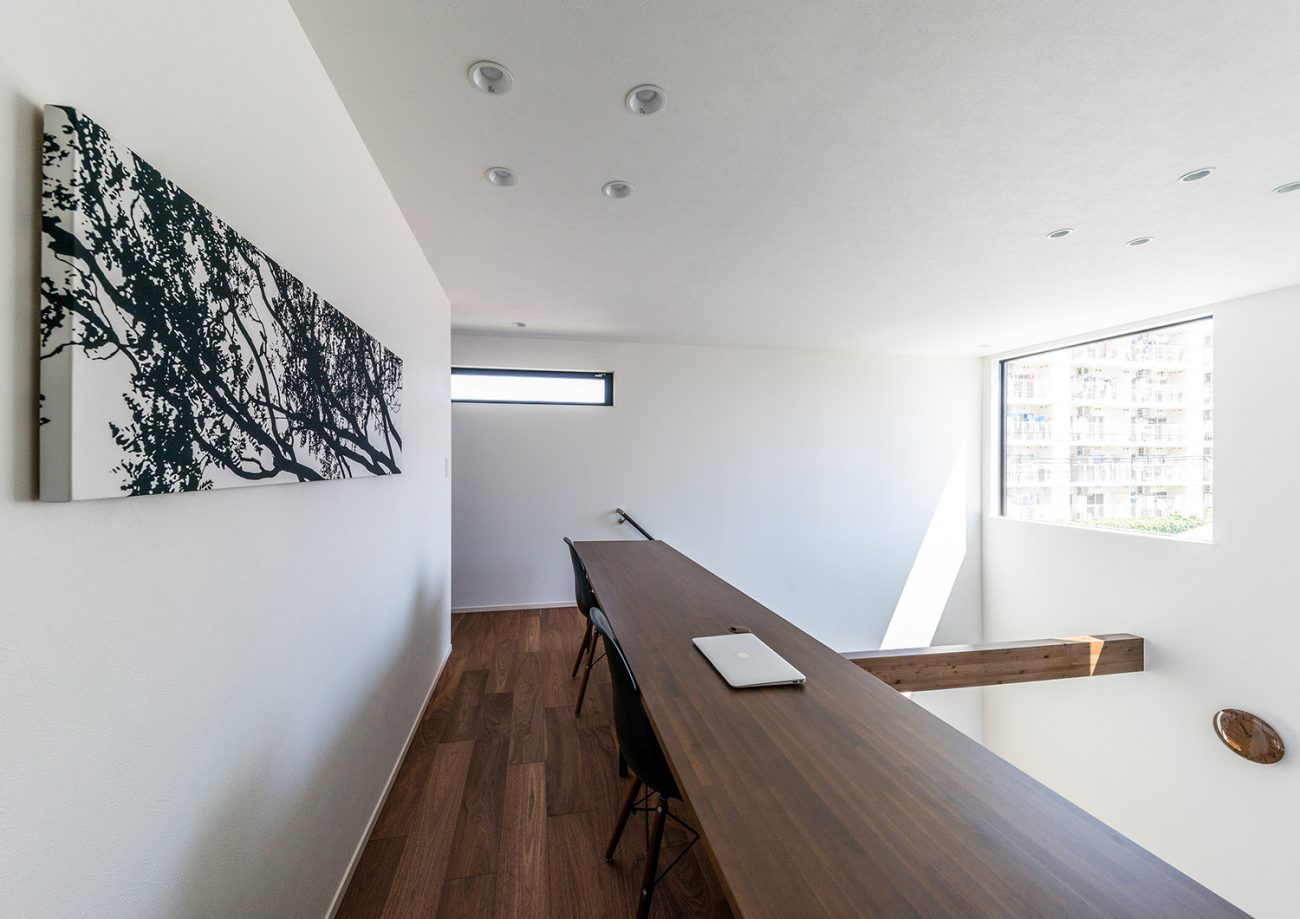 吹き抜けに面した廊下にある空間を有効活用したシンプルな書斎・デザイン住宅 注文住宅・デザイン住宅建築実例_『CASE763 ソト黒ウチ白』_書斎