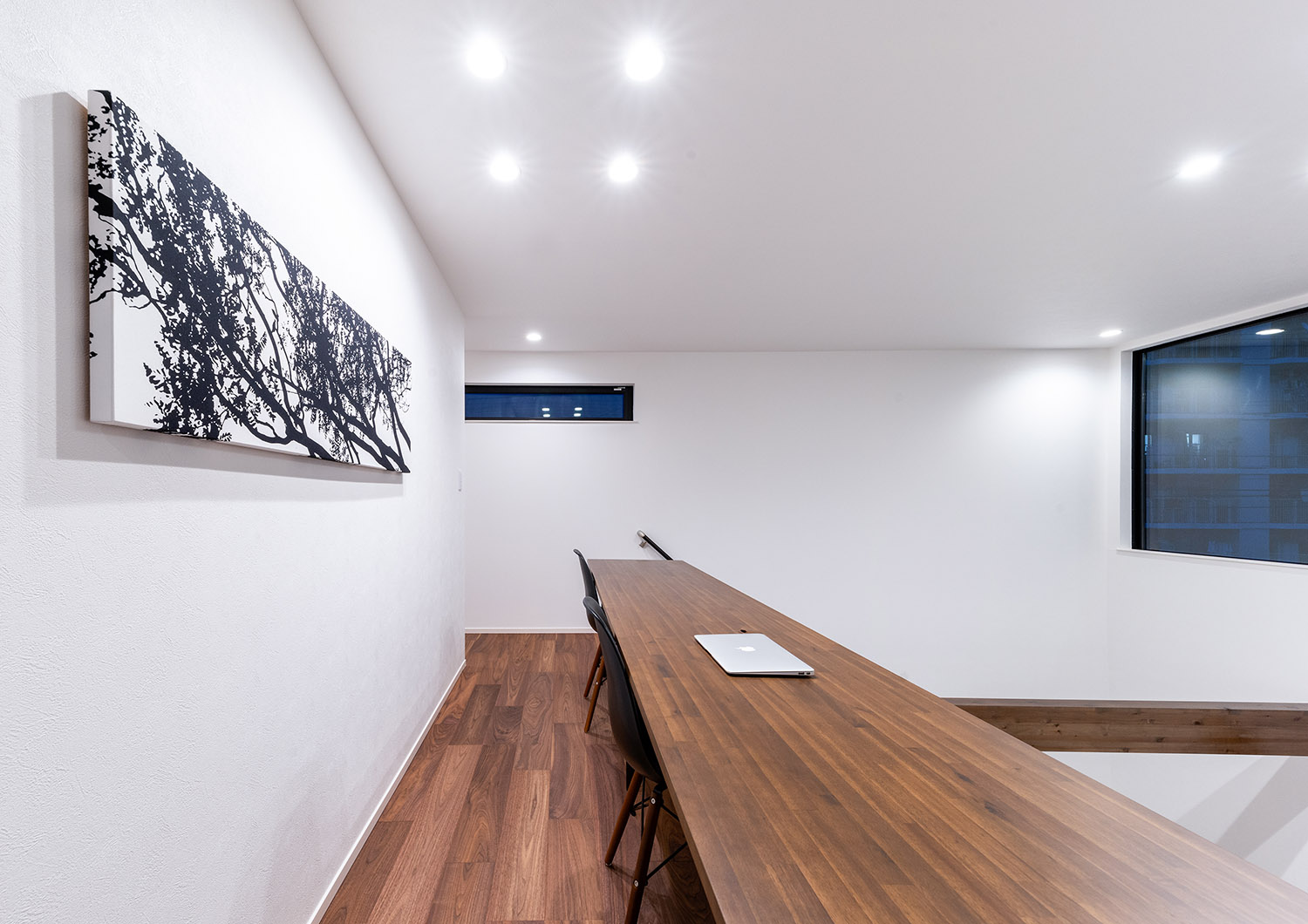 天井にダウンライトを取り付けた、吹き抜けに面した書斎・デザイン住宅 注文住宅・デザイン住宅建築実例_『CASE763 ソト黒ウチ白』_書斎