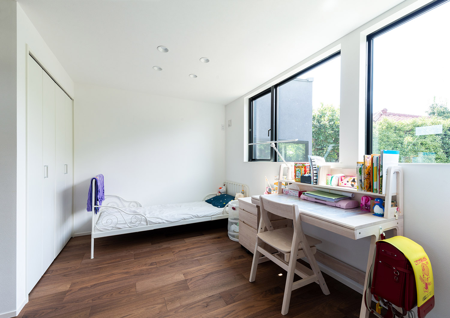 ベッドと勉強机を置いた、窓から光がはいる明るい子供部屋・デザイン住宅 注文住宅・デザイン住宅建築実例_『CASE763 ソト黒ウチ白』_子供部屋