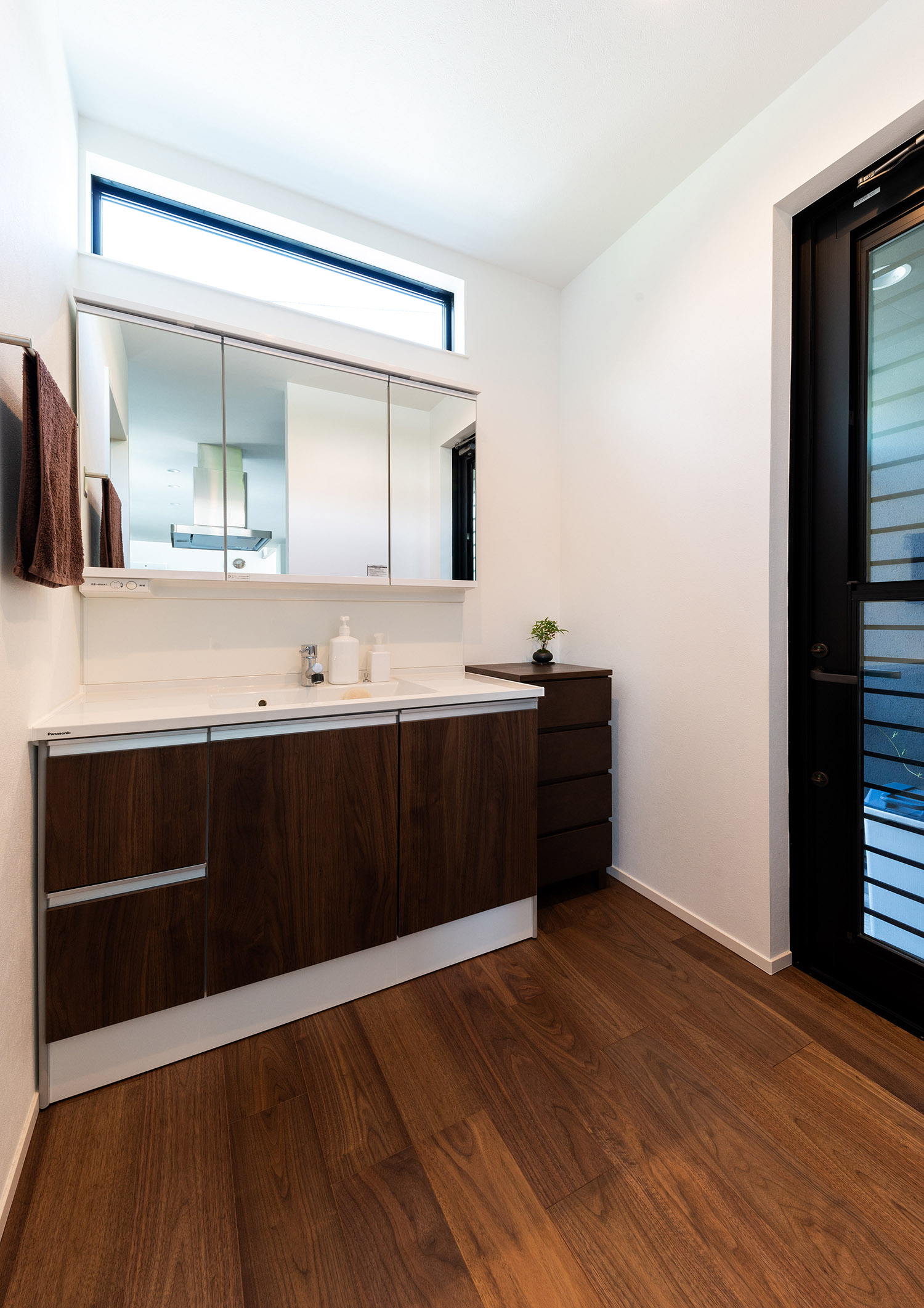 スリット窓から光が入るシンプルな洗面所・デザイン住宅 注文住宅・デザイン住宅建築実例_『CASE763 ソト黒ウチ白』_浴室・洗面所