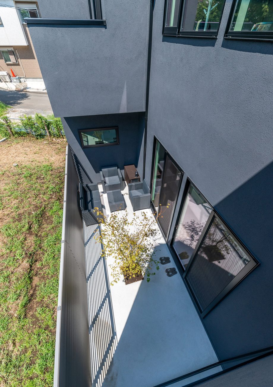 目隠し壁に囲まれたプライバシー性の高い中庭を上から見た様子・デザイン住宅 注文住宅・デザイン住宅建築実例_『CASE763 ソト黒ウチ白』_中庭