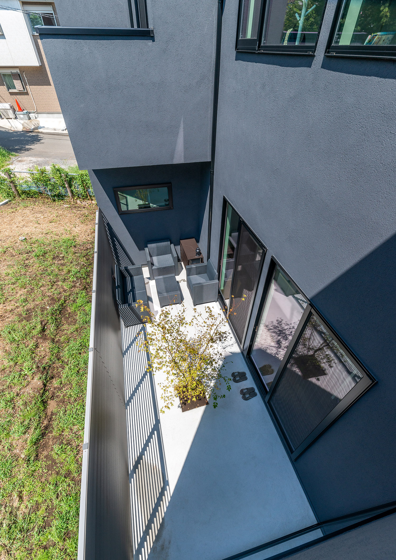 目隠し壁に囲まれたプライバシー性の高い中庭を上から見た様子・デザイン住宅 注文住宅・デザイン住宅建築実例_『CASE763 ソト黒ウチ白』_中庭