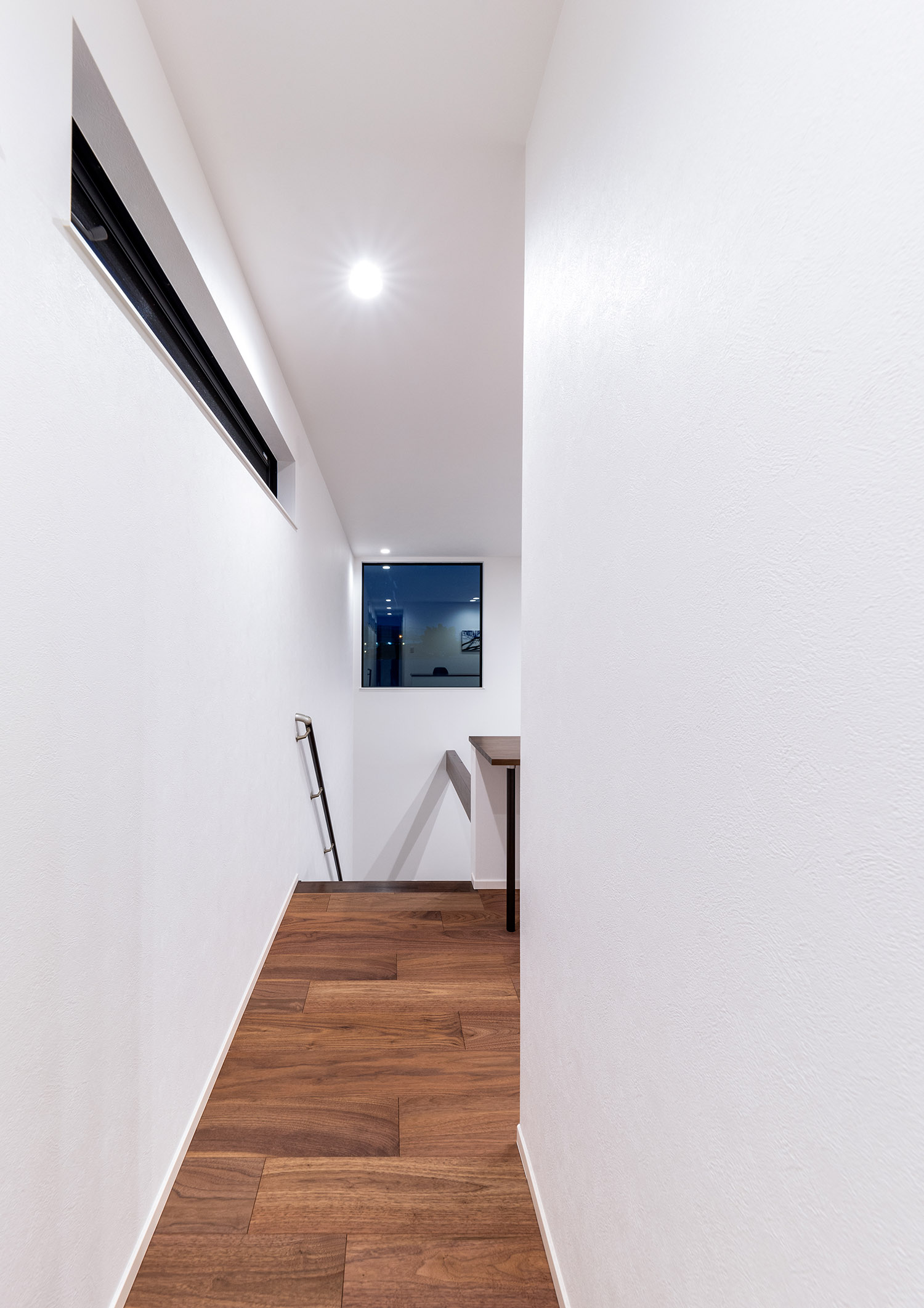 天井にダウンライトを取り付けたスリット窓のある廊下・デザイン住宅 注文住宅・デザイン住宅建築実例_『CASE763 ソト黒ウチ白』_廊下