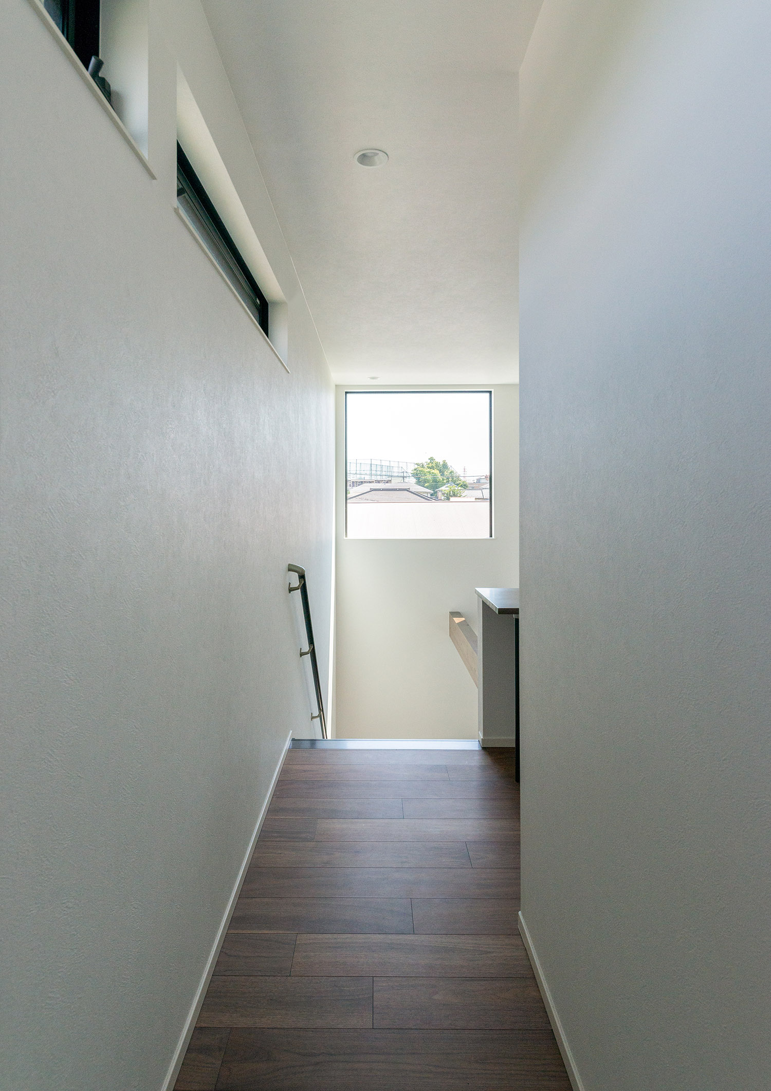 廊下の突き当りに正方形の窓が見える開放的な間取り・デザイン住宅 注文住宅・デザイン住宅建築実例_『CASE763 ソト黒ウチ白』_廊下