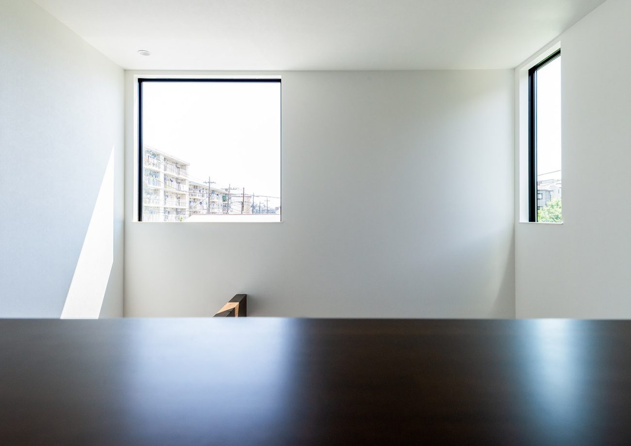 二方向の窓から光が入る、吹き抜けに面した明るいLDK・デザイン住宅 注文住宅・デザイン住宅建築実例_『CASE763 ソト黒ウチ白』_書斎