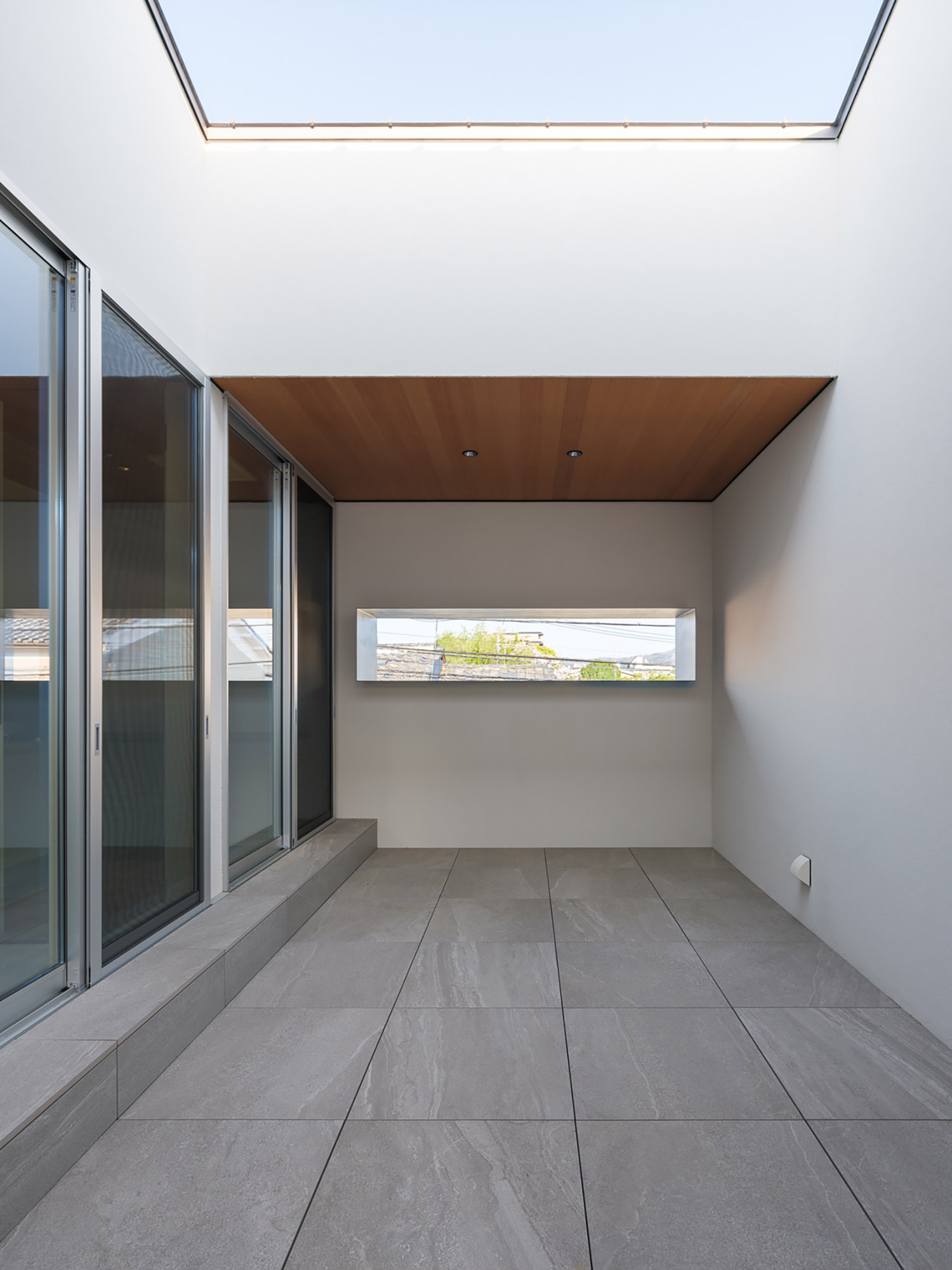 壁にスリットを取り付けた、一部が木目の天井になっているバルコニー・デザイン住宅 注文住宅・デザイン住宅建築実例_『CASE764 おぼろげ』_テラス・バルコニー