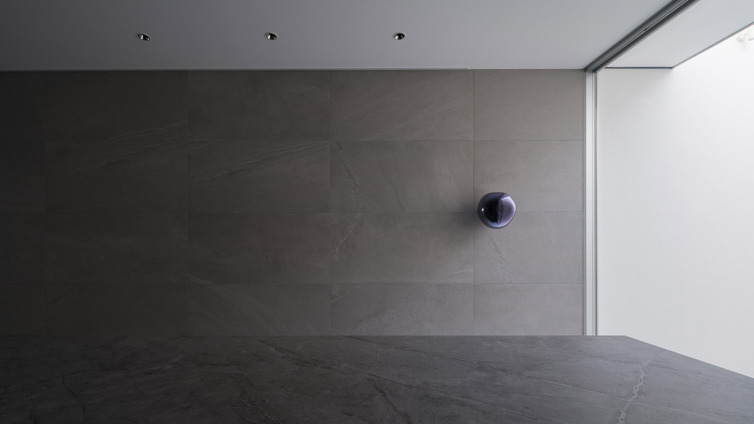 グレーのタイル壁におしゃれな間接照明を取り付けたモノトーンのLDK・デザイン住宅 注文住宅・デザイン住宅建築実例_『CASE764 おぼろげ』_LDK