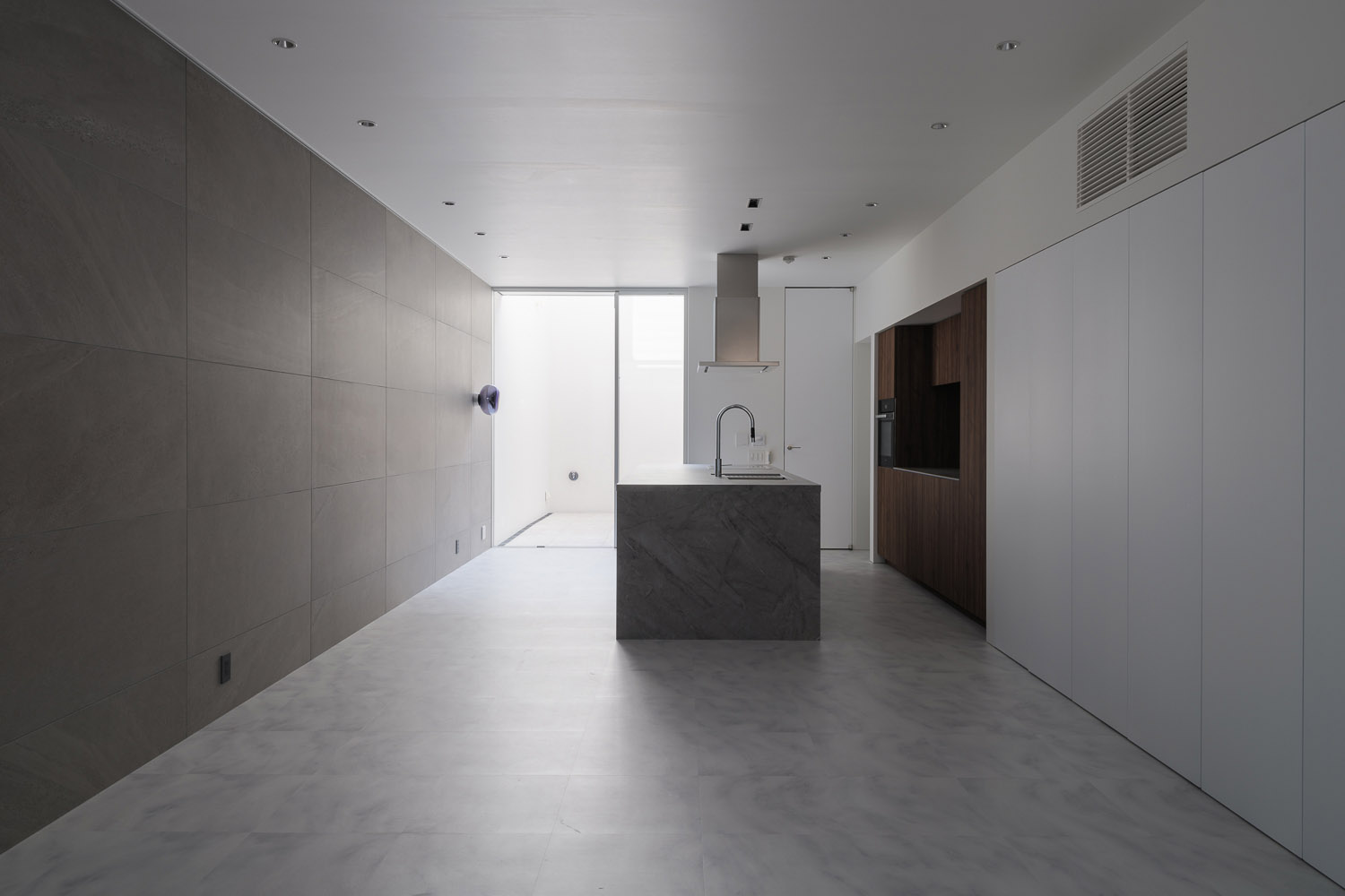 プライベートな庭に面した窓があるシンプルなLDK・デザイン住宅 注文住宅・デザイン住宅建築実例_『CASE764 おぼろげ』_LDK