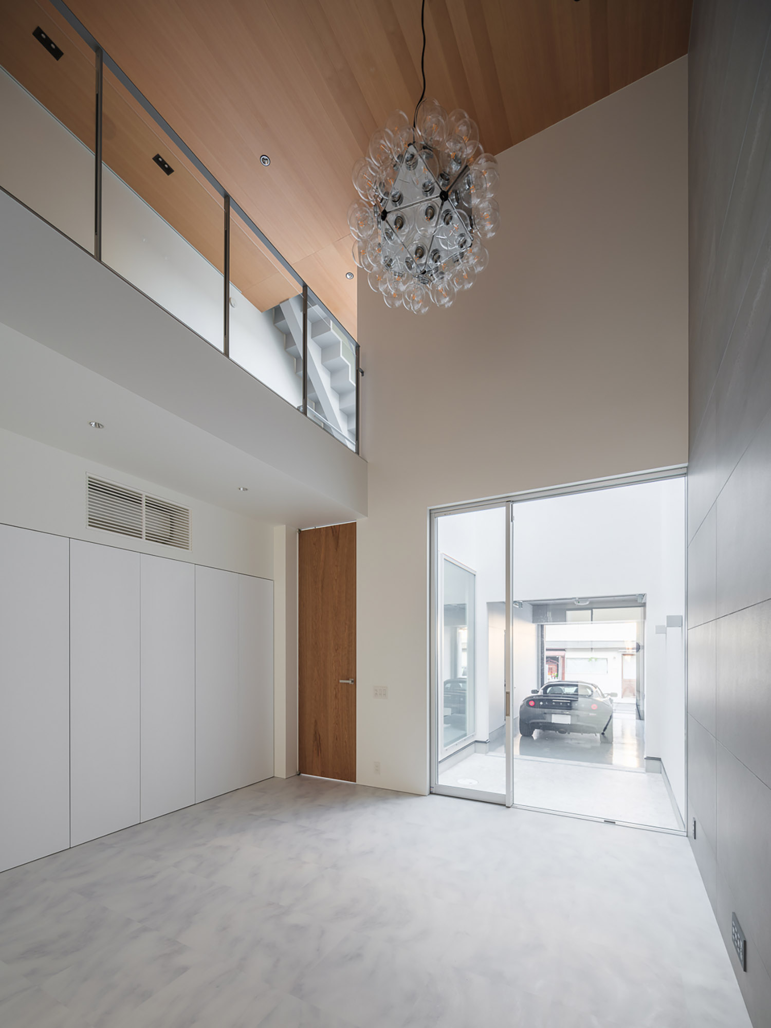 木目の天井におしゃれなペンダントライトを取り付けたLDK・デザイン住宅 注文住宅・デザイン住宅建築実例_『CASE764 おぼろげ』_LDK