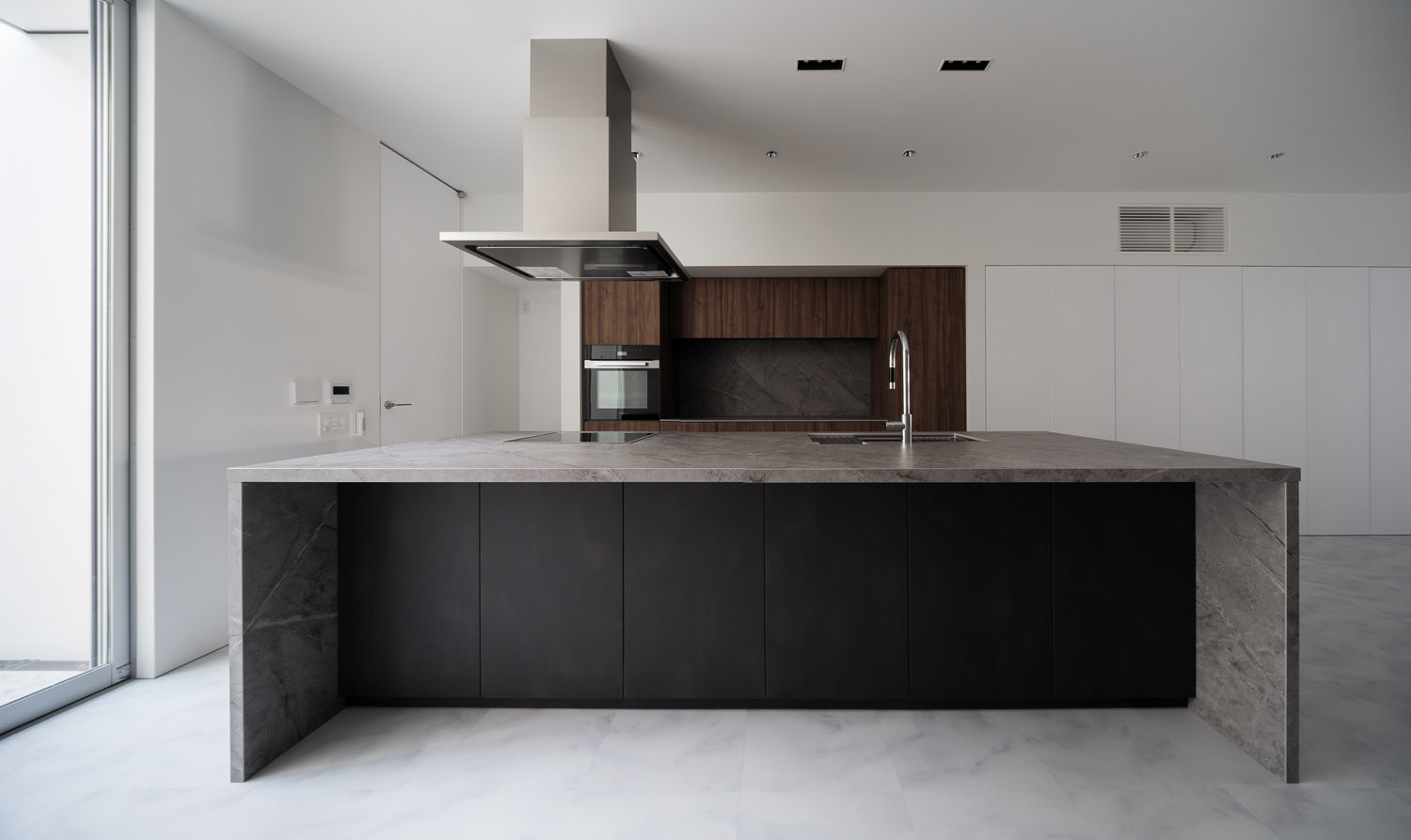 カウンター付きのアイランドキッチンがあるシンプルでおしゃれなLDK・デザイン住宅 注文住宅・デザイン住宅建築実例_『CASE764 おぼろげ』_キッチン