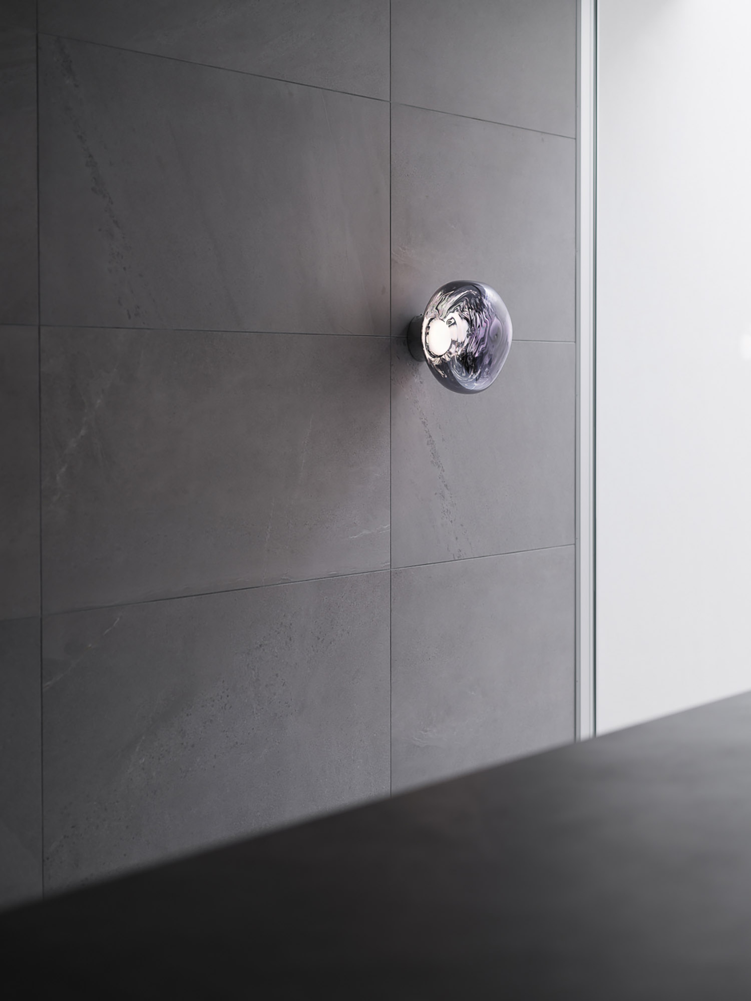 グレーのタイルの壁に取り付けられたガラスの間接照明・デザイン住宅 注文住宅・デザイン住宅建築実例_『CASE764 おぼろげ』_LDK