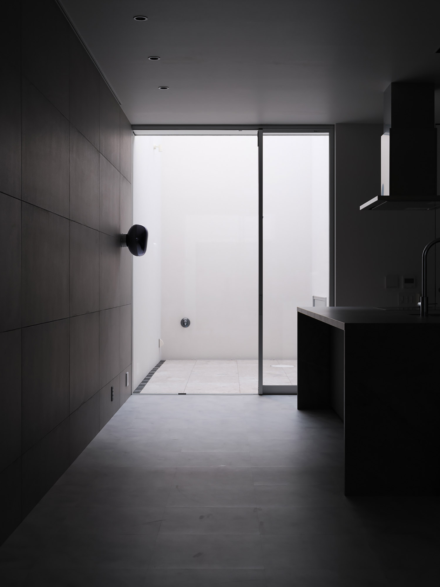 タイルの中庭とフラットに繋がる自然光の入るLDK・デザイン住宅 注文住宅・デザイン住宅建築実例_『CASE764 おぼろげ』_LDK