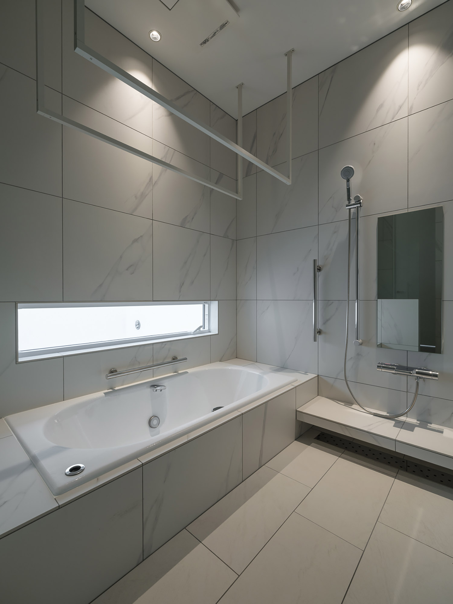 大理石風の壁にスリット窓を取り付けた高級感のあるトイレ・デザイン住宅 注文住宅・デザイン住宅建築実例_『CASE764 おぼろげ』_浴室・洗面所