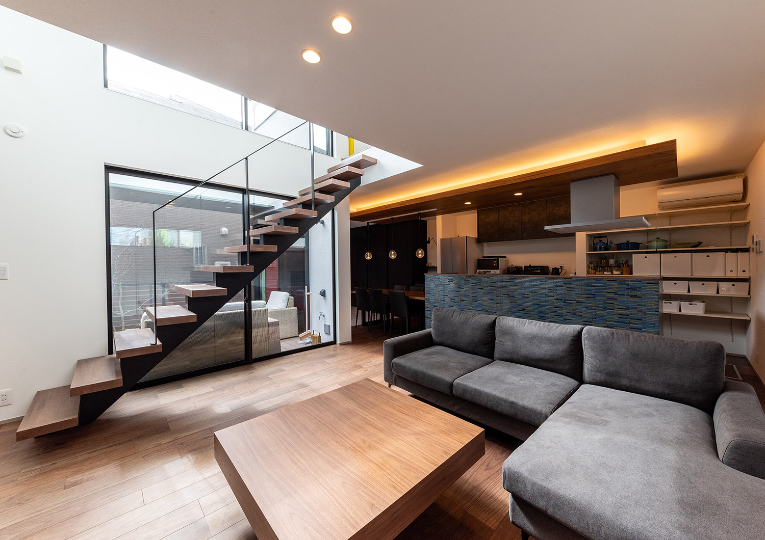 リビングイン階段やL字ソファーがあるおしゃれで開放的なLDK・デザイン住宅 注文住宅・デザイン住宅建築実例_『CASE765 イロ色のイエ』_LDK