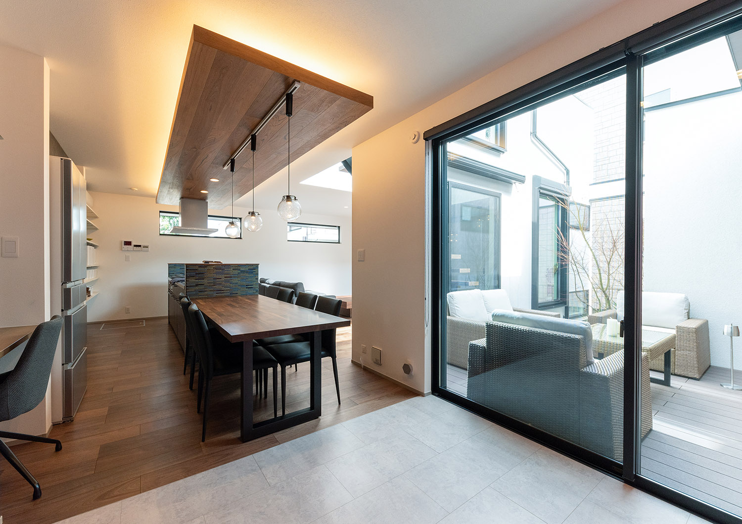 木の下がり天井に間接照明を取り付けたLDK・デザイン住宅 注文住宅・デザイン住宅建築実例_『CASE765 イロ色のイエ』_LDK