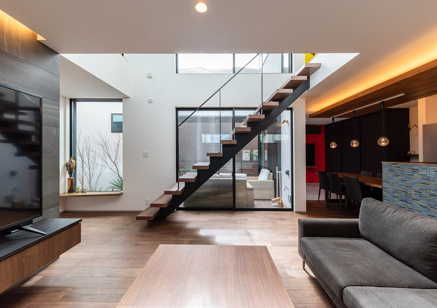 中庭に面した大きな窓や吹き抜けがある開放感があるLDK・デザイン住宅 注文住宅・デザイン住宅建築実例_『CASE765 イロ色のイエ』_LDK