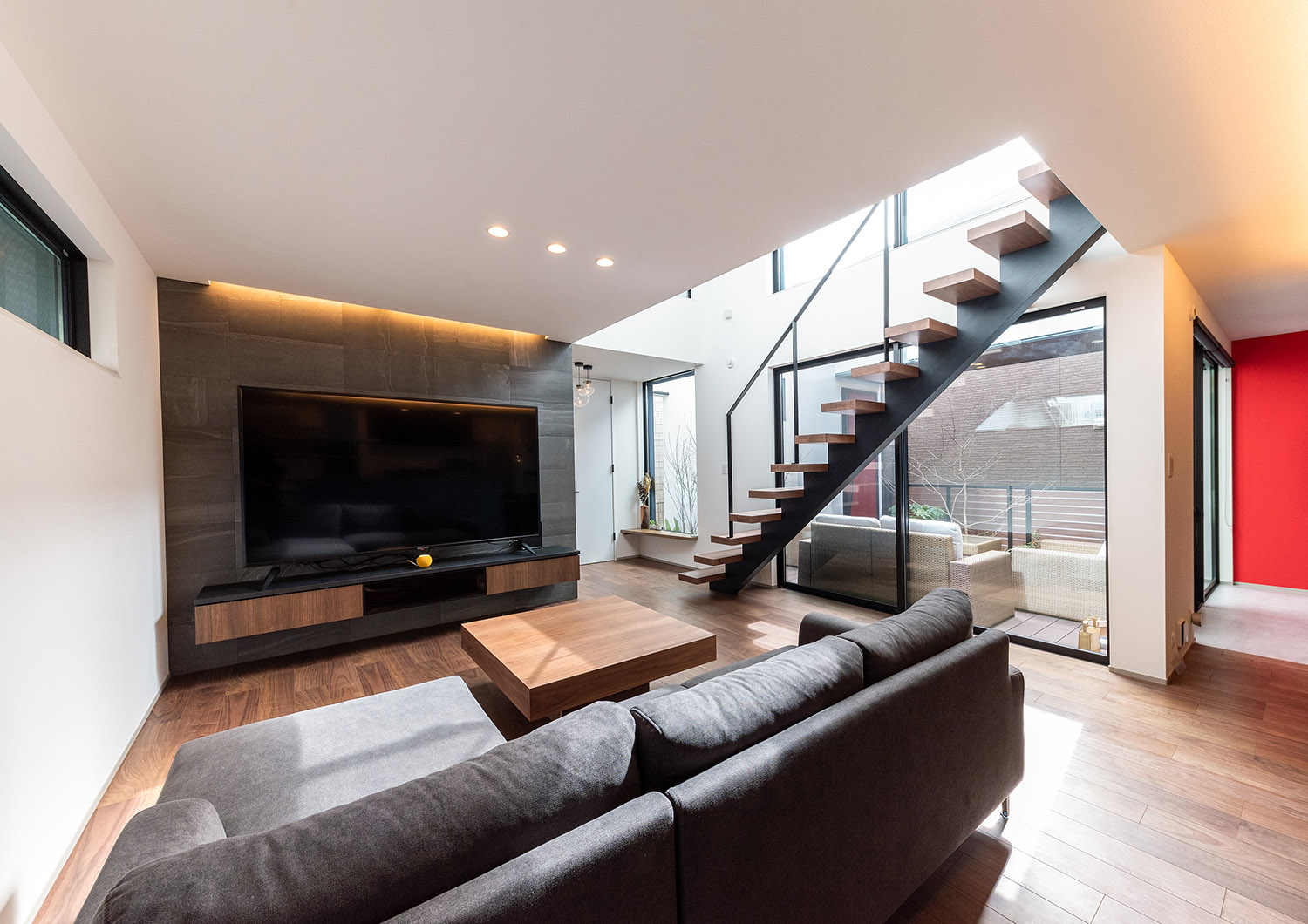 グレーのアクセントクロスに間接照明をとりつけたおしゃれなLDK・デザイン住宅 注文住宅・デザイン住宅建築実例_『CASE765 イロ色のイエ』_LDK