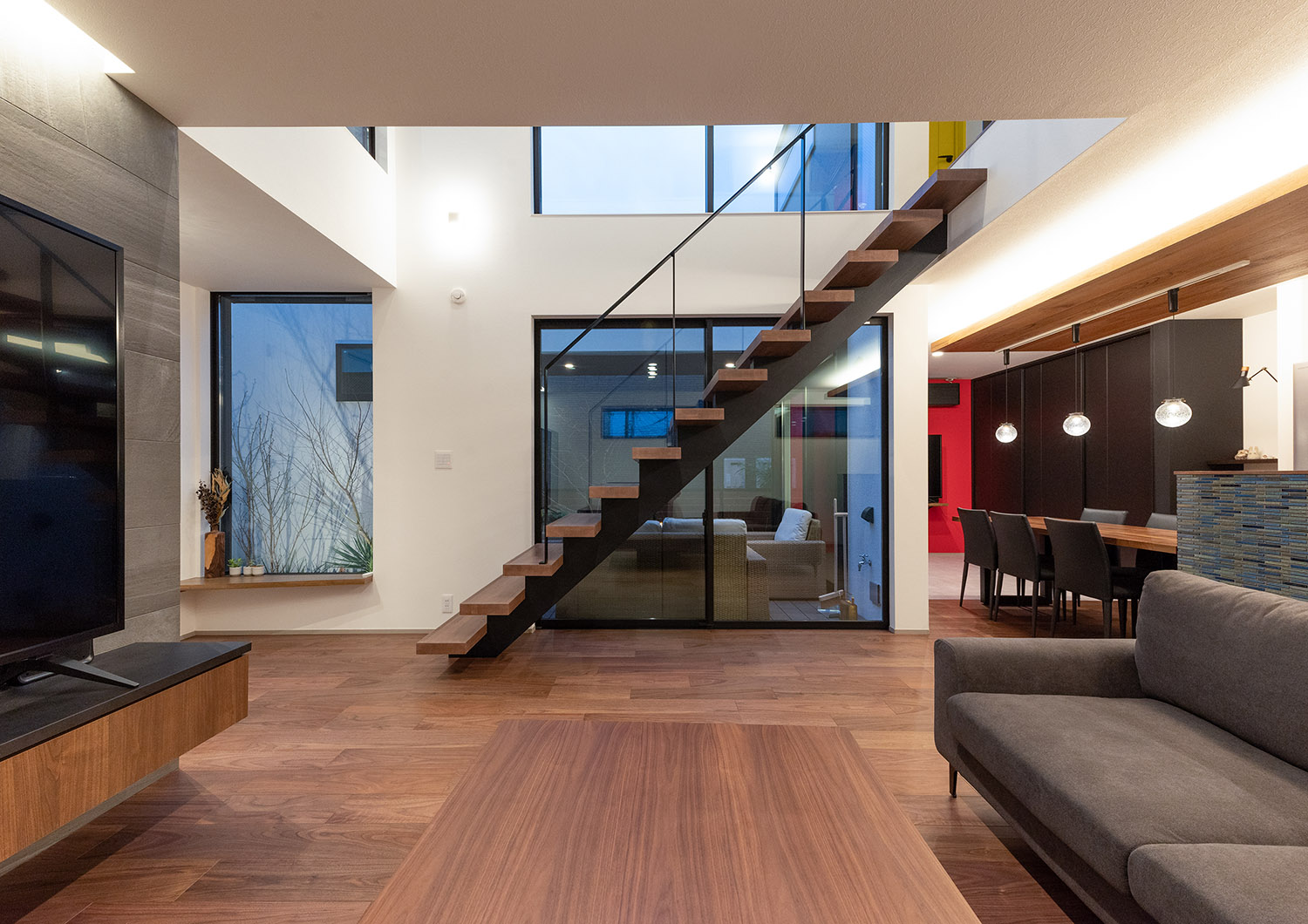 窓際にスケルトンのリビングイン階段があるLDK・デザイン住宅 注文住宅・デザイン住宅建築実例_『CASE765 イロ色のイエ』_LDK