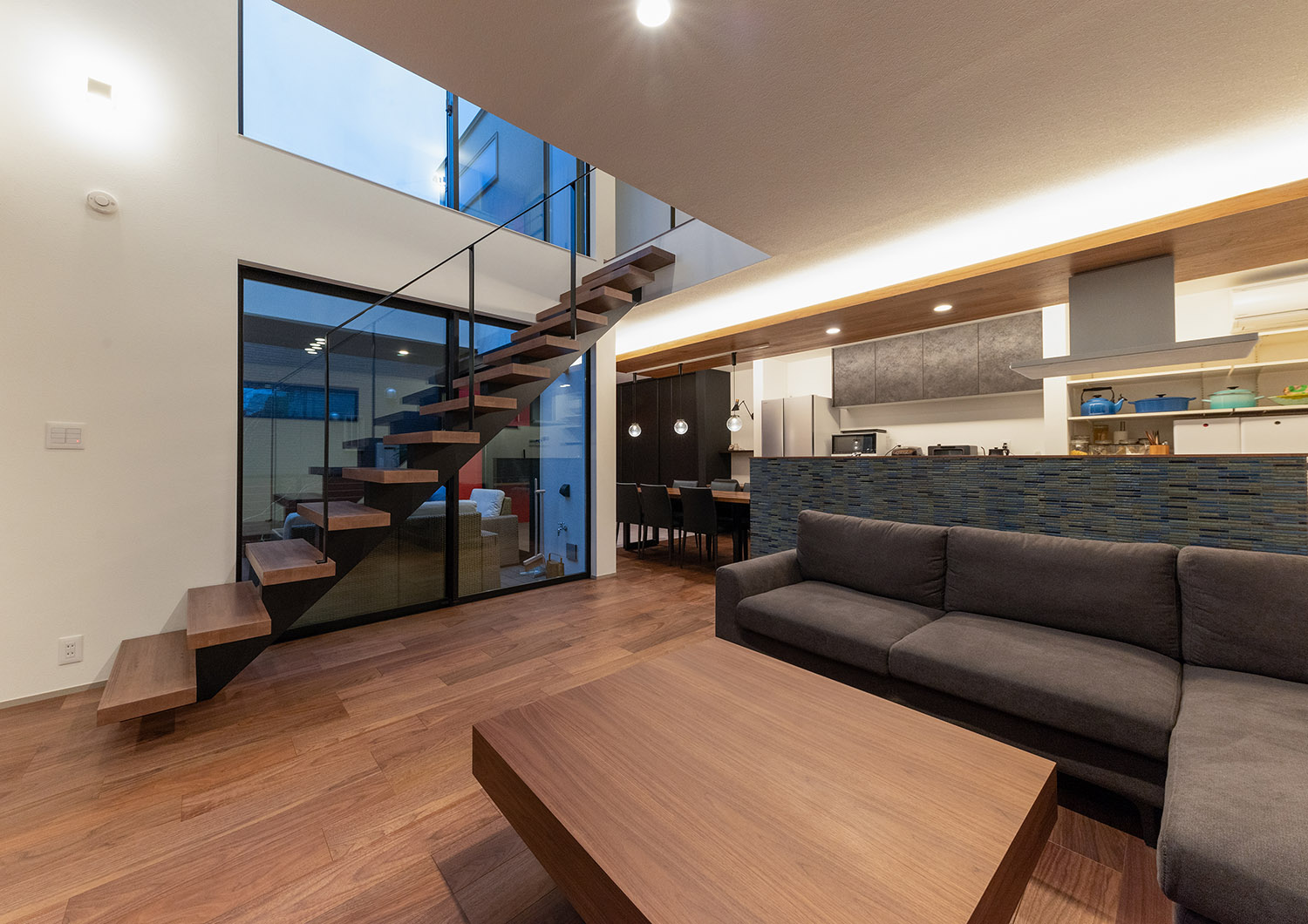 間接照明が取り付けられたおしゃれで落ち着きのあるLDK・デザイン住宅 注文住宅・デザイン住宅建築実例_『CASE765 イロ色のイエ』_LDK