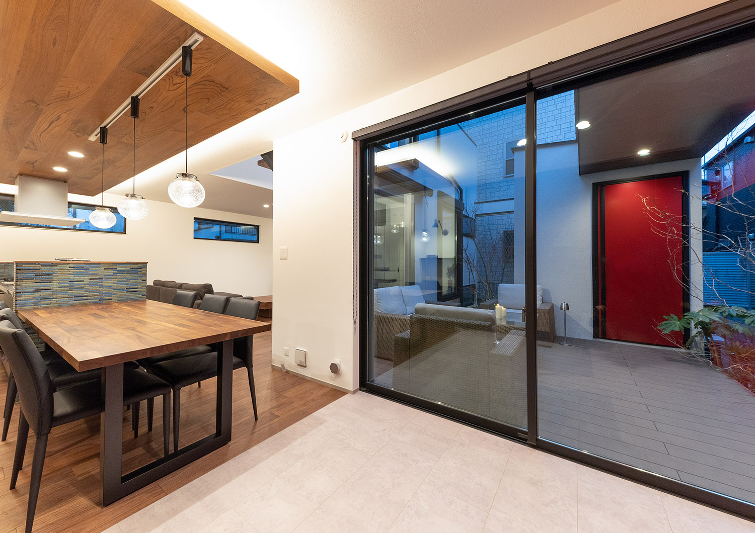 ウッドデッキの中庭とフラットに繋がるLDK・デザイン住宅 注文住宅・デザイン住宅建築実例_『CASE765 イロ色のイエ』_LDK