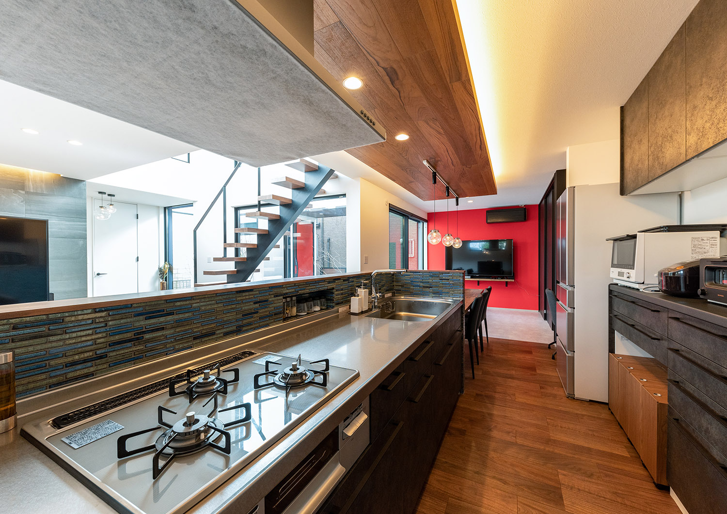 下がり天井に間接照明が取り付けられた腰壁付きキッチン・デザイン住宅 注文住宅・デザイン住宅建築実例_『CASE765 イロ色のイエ』_キッチン