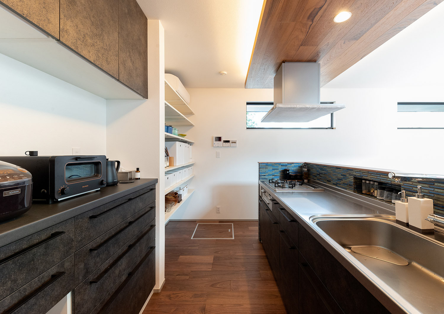 背面にカップボードや壁付け棚を取り付けたキッチン・デザイン住宅 注文住宅・デザイン住宅建築実例_『CASE765 イロ色のイエ』_キッチン