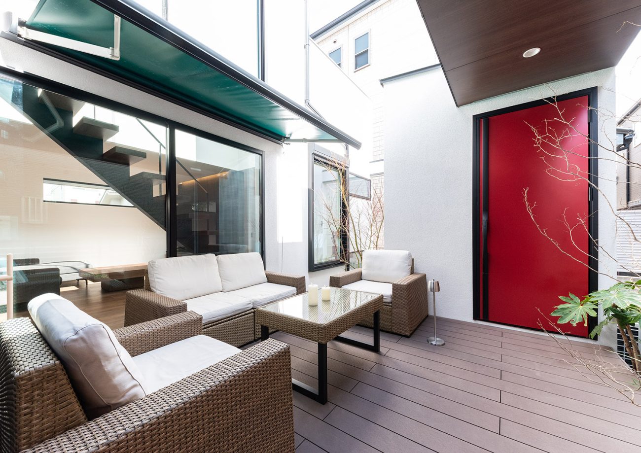 ソファーやテーブルが置かれたLDKの隣にある中庭・デザイン住宅 注文住宅・デザイン住宅建築実例_『CASE765 イロ色のイエ』_LDK