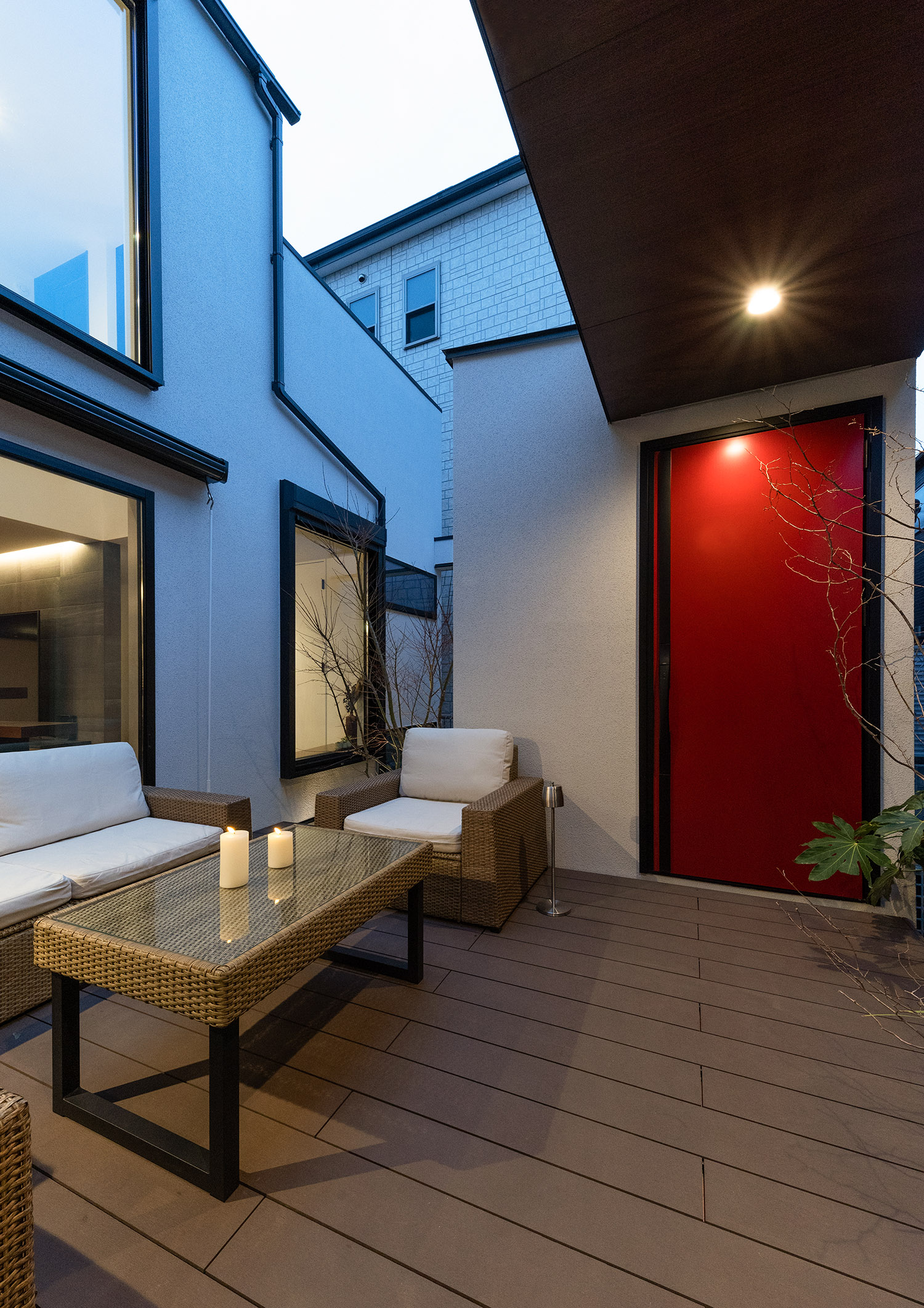 赤い扉がアクセントになったウッドデッキのナチュラルな中庭・デザイン住宅 注文住宅・デザイン住宅建築実例_『CASE765 イロ色のイエ』_テラス・バルコニー