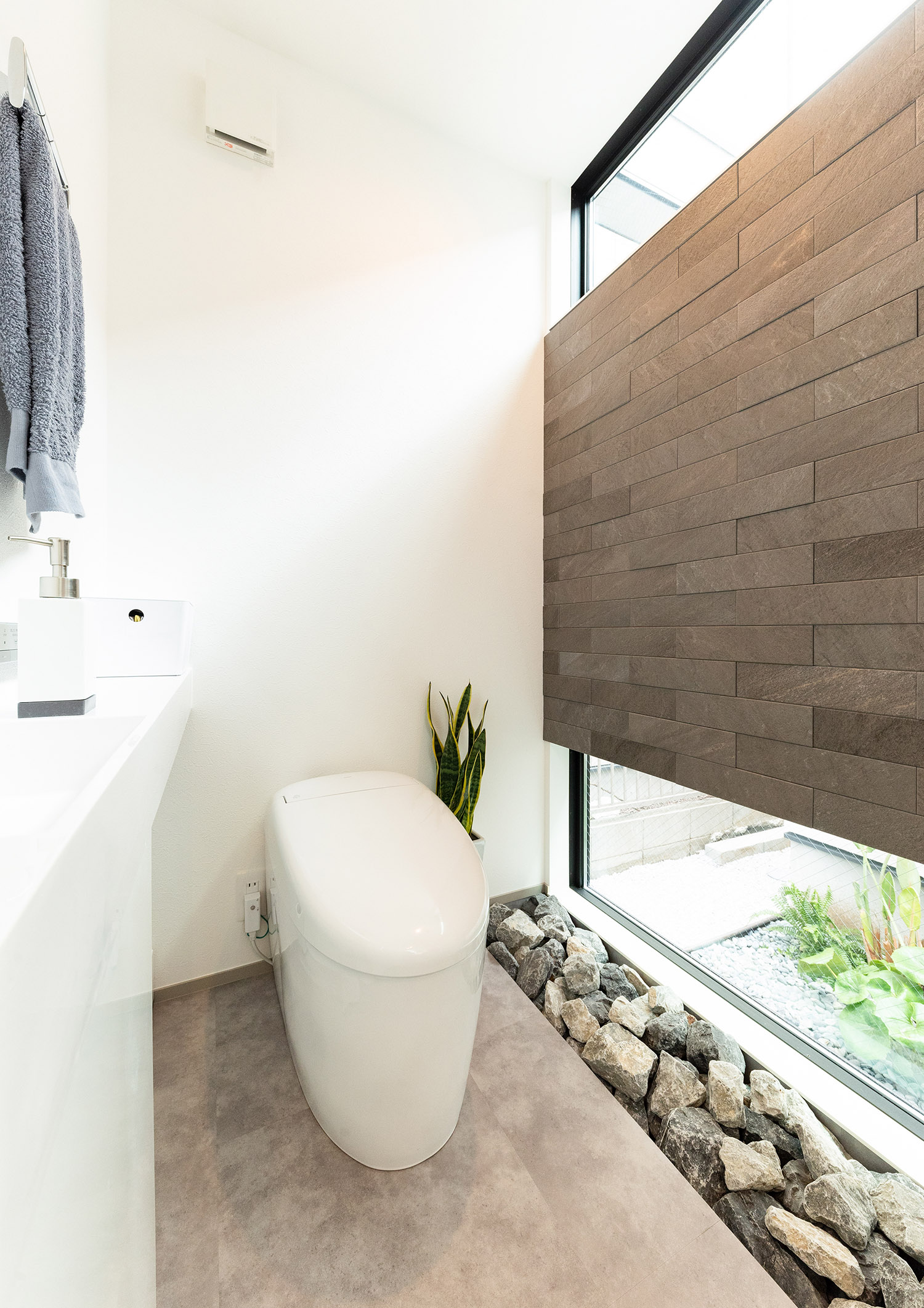 上下にスリット窓を取り付けた明るくおしゃれなトイレ・デザイン住宅 注文住宅・デザイン住宅建築実例_『CASE765 イロ色のイエ』_トイレ