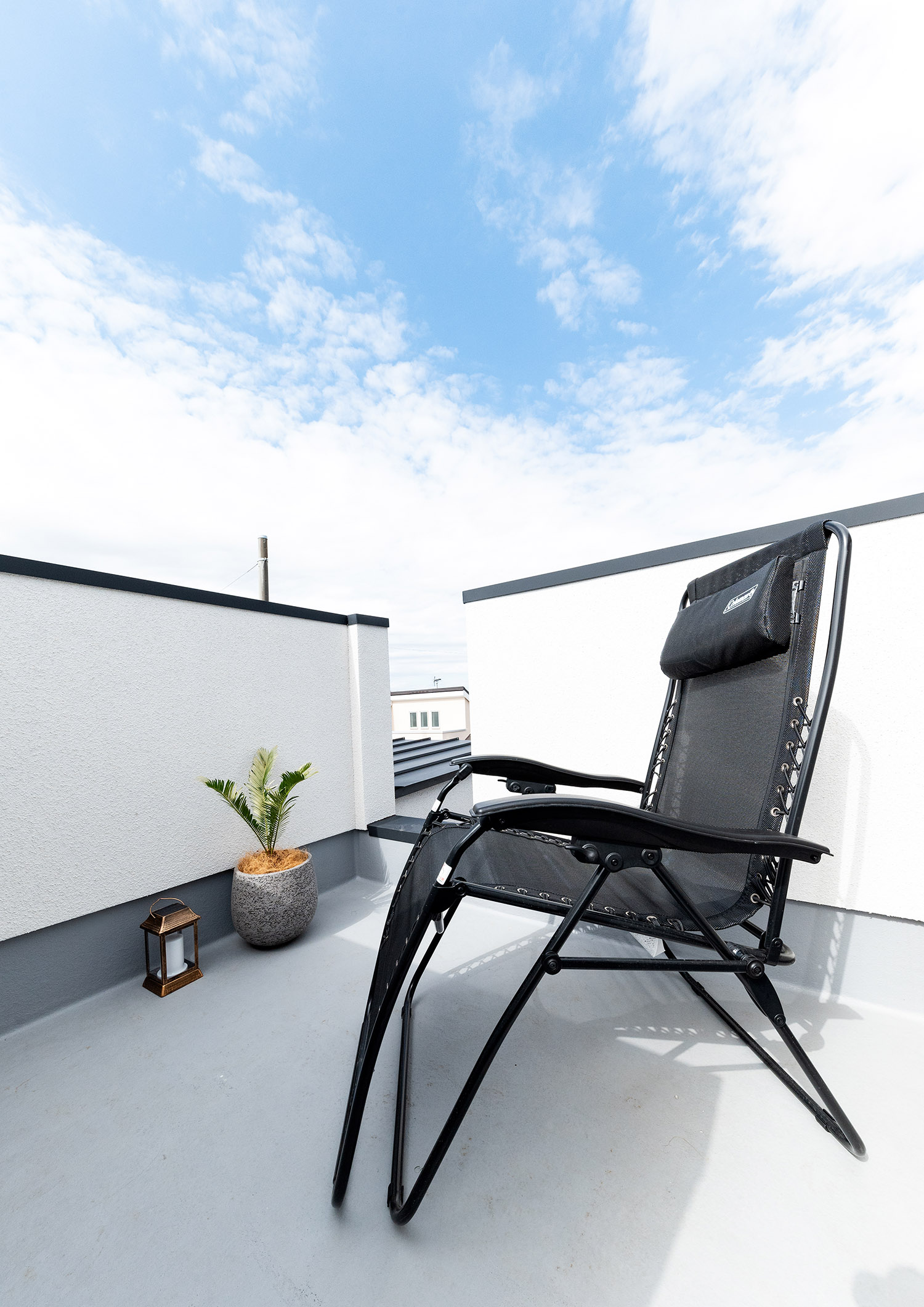 椅子が置かれた目隠し壁付きのバルコニー・デザイン住宅 注文住宅・デザイン住宅建築実例_『CASE765 イロ色のイエ』_テラス・バルコニー