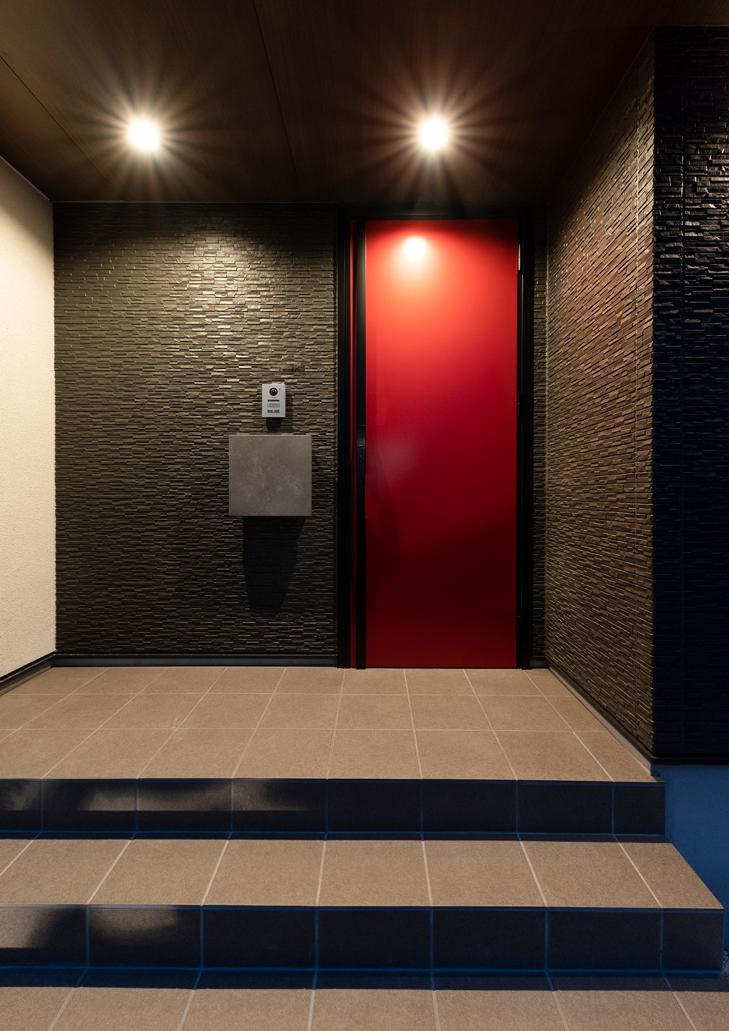 軒天井に照明が取り付けられた赤い扉がアクセントになった玄関・デザイン住宅 注文住宅・デザイン住宅建築実例_『CASE765 イロ色のイエ』_外観