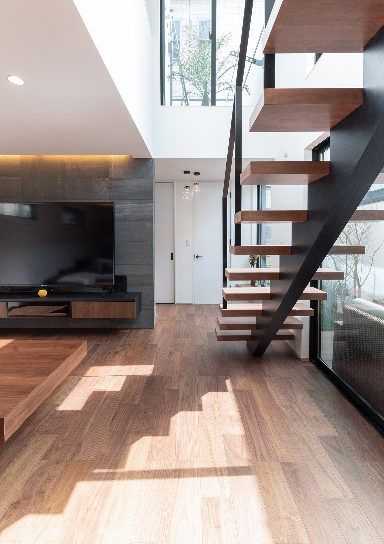 吹き抜けに面した窓から光が入る明るいLDK・デザイン住宅 注文住宅・デザイン住宅建築実例_『CASE765 イロ色のイエ』_階段