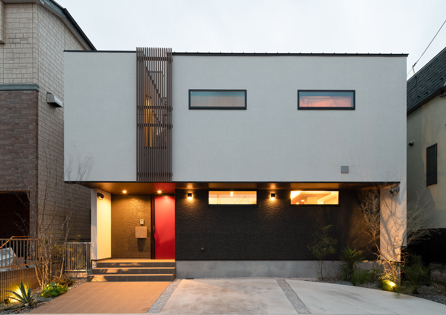 軒天井に照明が取り付けられたモノトーンの外観の家・デザイン住宅 注文住宅・デザイン住宅建築実例_『CASE765 イロ色のイエ』_外観