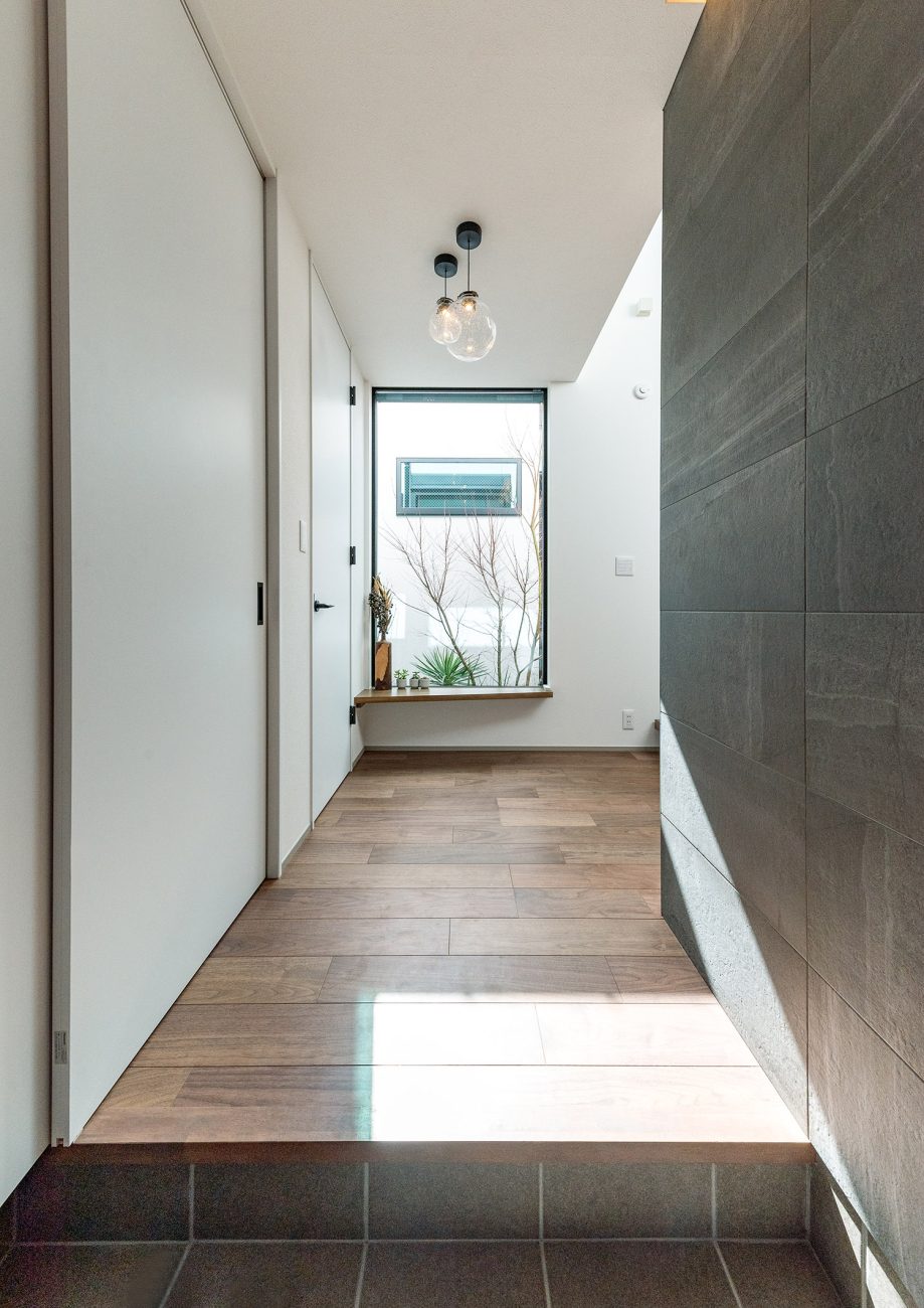 突き当りに窓が取り付けられた明るくナチュラルな玄関・デザイン住宅 注文住宅・デザイン住宅建築実例_『CASE765 イロ色のイエ』_玄関