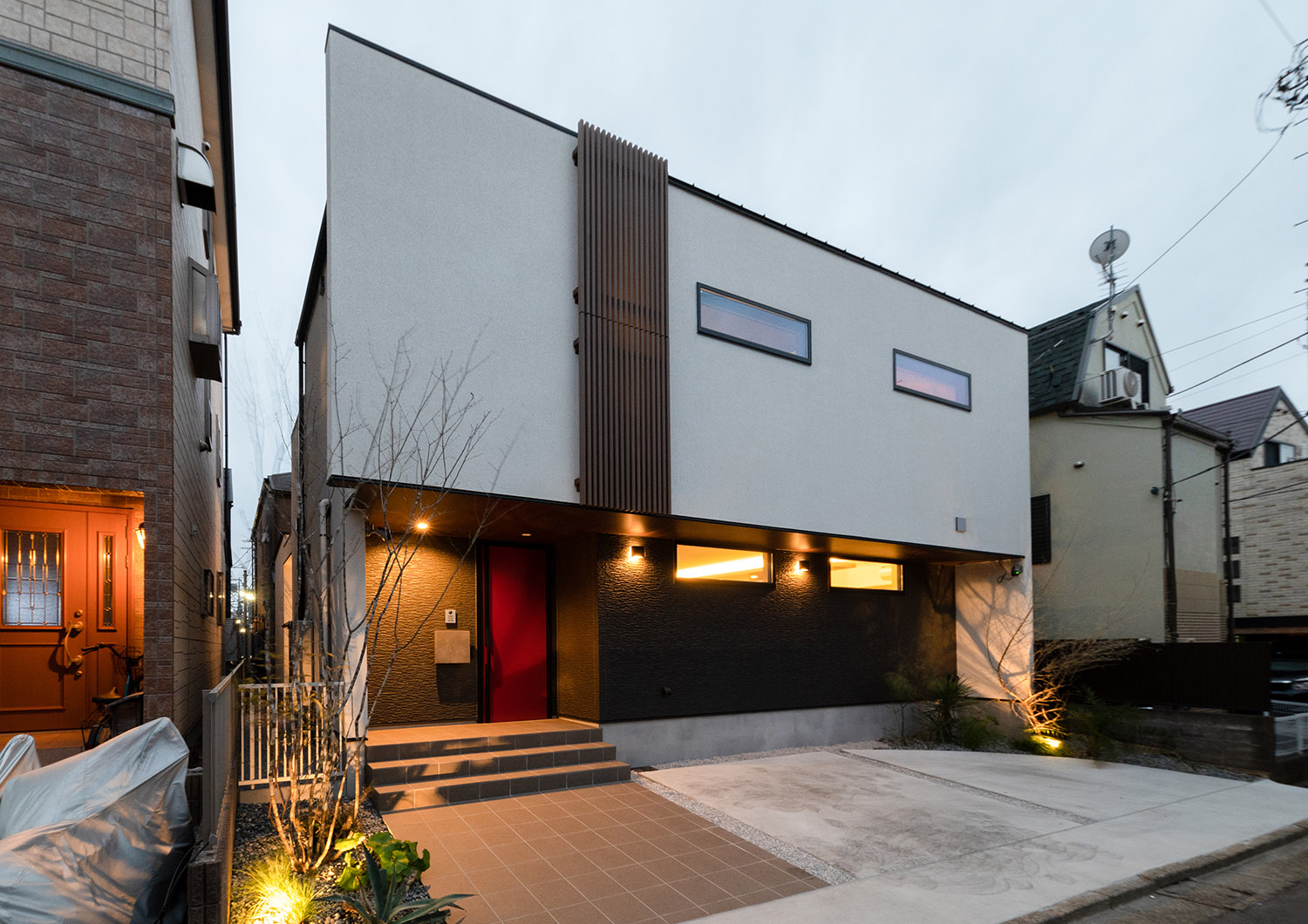 アプローチの植栽がライトアップされたモノトーンの外観の家・デザイン住宅 注文住宅・デザイン住宅建築実例_『CASE765 イロ色のイエ』_外観