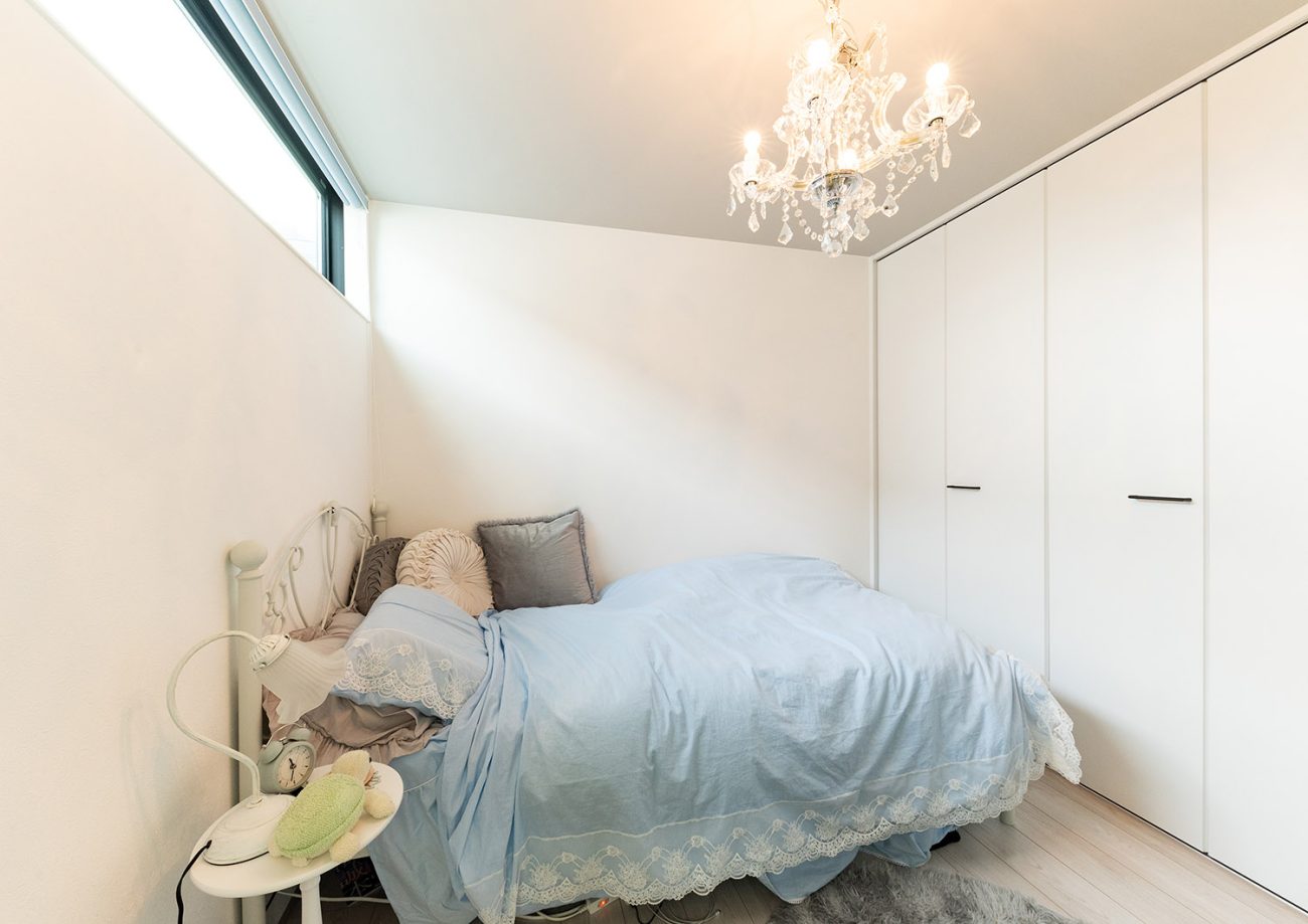 天井にシャンデリアが取り付けられた白い壁のおしゃれな子供部屋・デザイン住宅 注文住宅・デザイン住宅建築実例_『CASE765 イロ色のイエ』_子供部屋