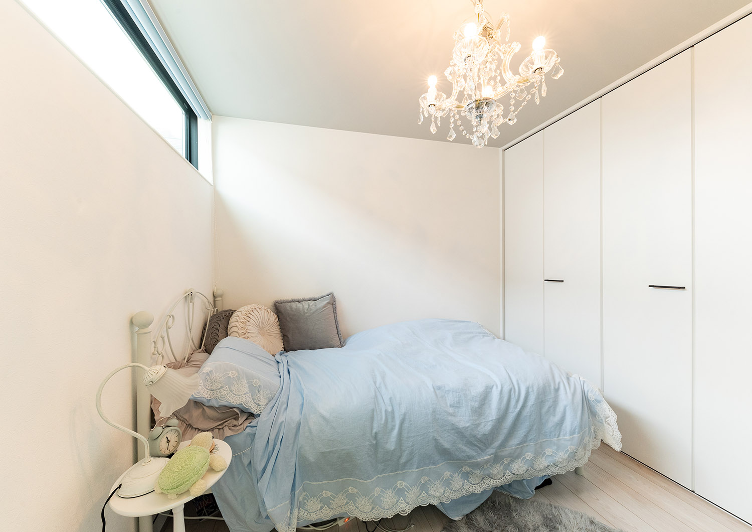 天井にシャンデリアが取り付けられた白い壁のおしゃれな子供部屋・デザイン住宅 注文住宅・デザイン住宅建築実例_『CASE765 イロ色のイエ』_子供部屋