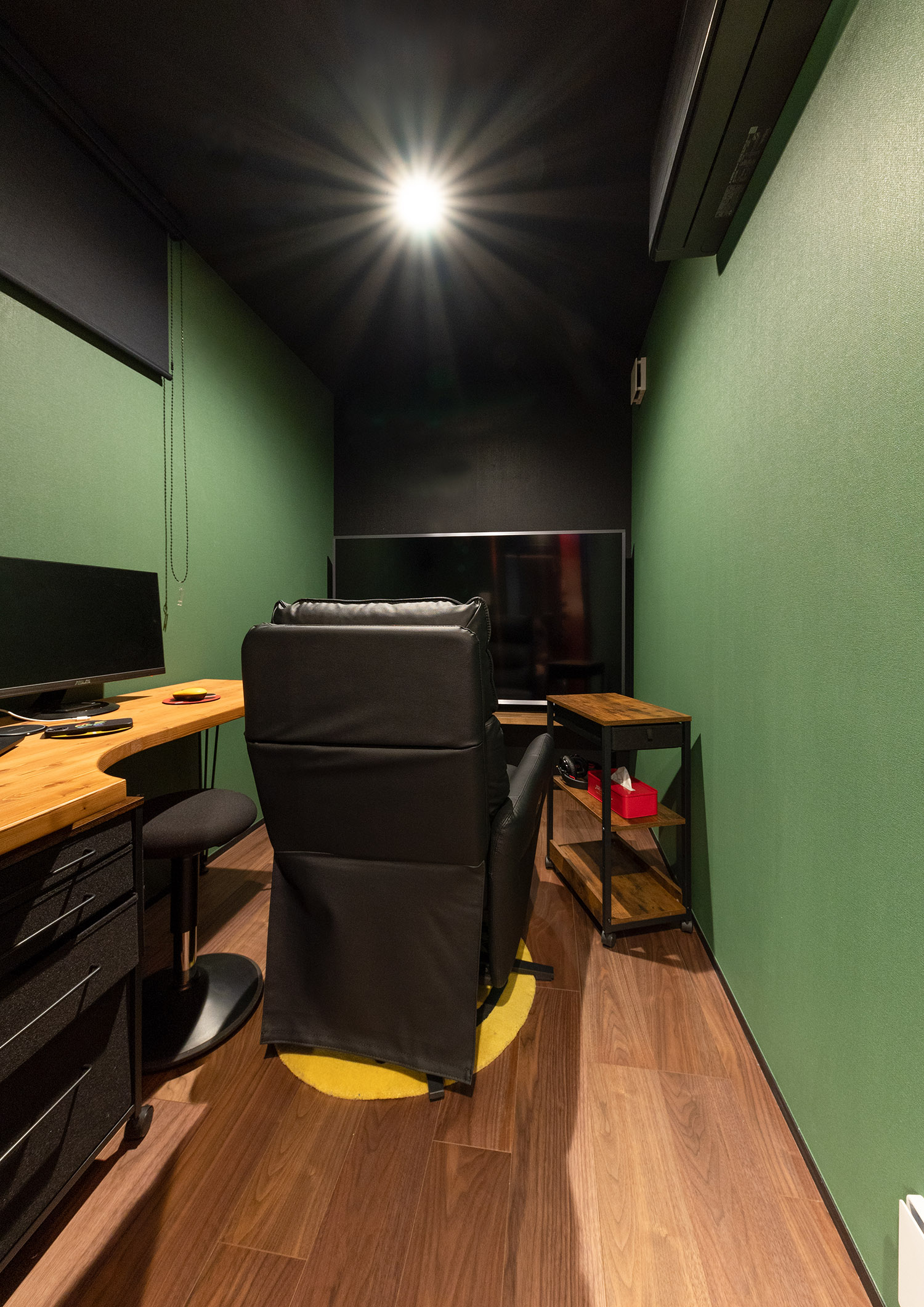 黒い壁に照明が取り付けられた落ち着きのあるコンパクトな書斎・デザイン住宅 注文住宅・デザイン住宅建築実例_『CASE765 イロ色のイエ』_書斎