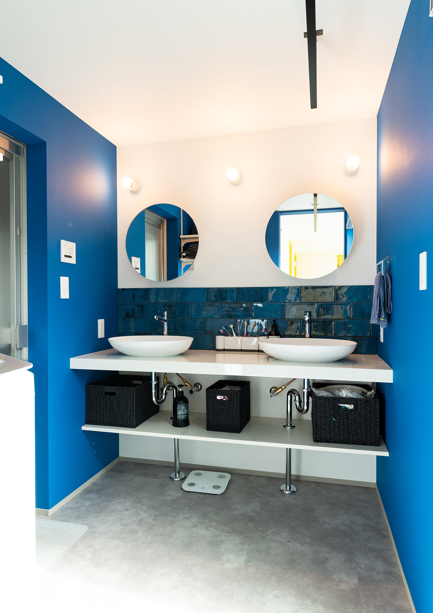 青のアクセントクロスでダブルボウルの洗面所・デザイン住宅 注文住宅・デザイン住宅建築実例_『CASE765 イロ色のイエ』_浴室・洗面所