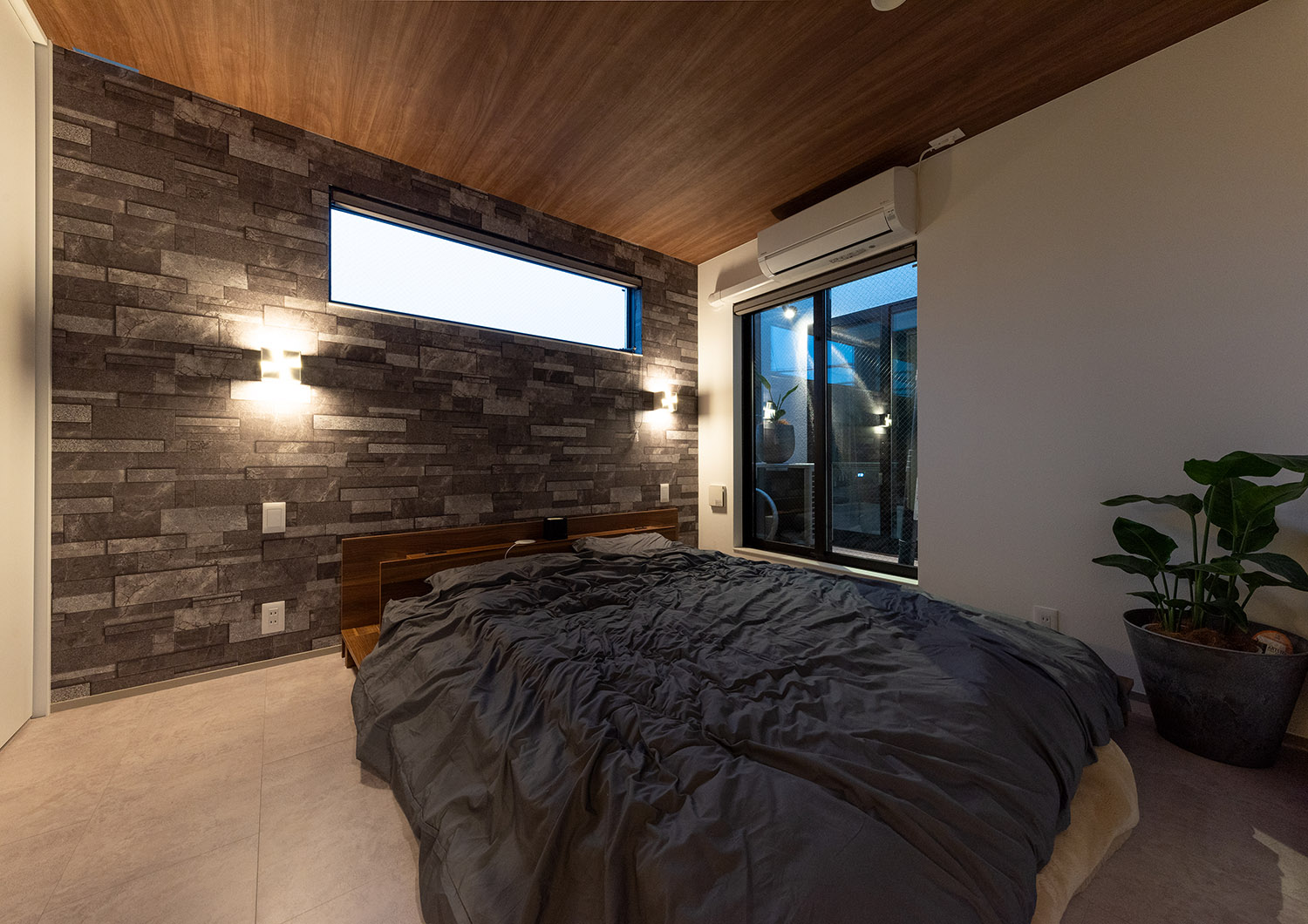 木目の天井でタイルのアクセントウォールがあるホテルライクな寝室・デザイン住宅 注文住宅・デザイン住宅建築実例_『CASE765 イロ色のイエ』_寝室