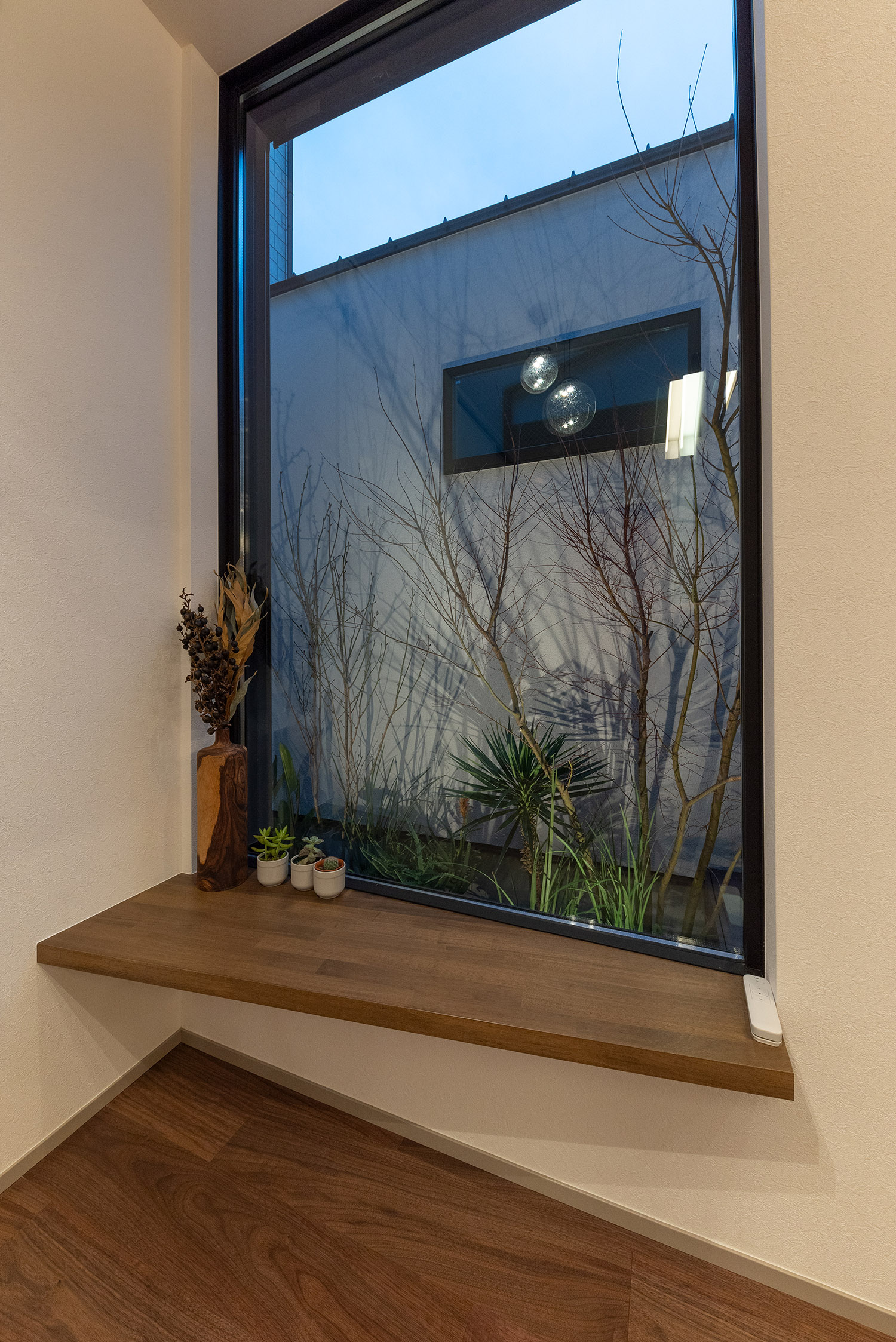 窓際に木の棚が取り付けられた廊下・デザイン住宅 注文住宅・デザイン住宅建築実例_『CASE765 イロ色のイエ』_廊下