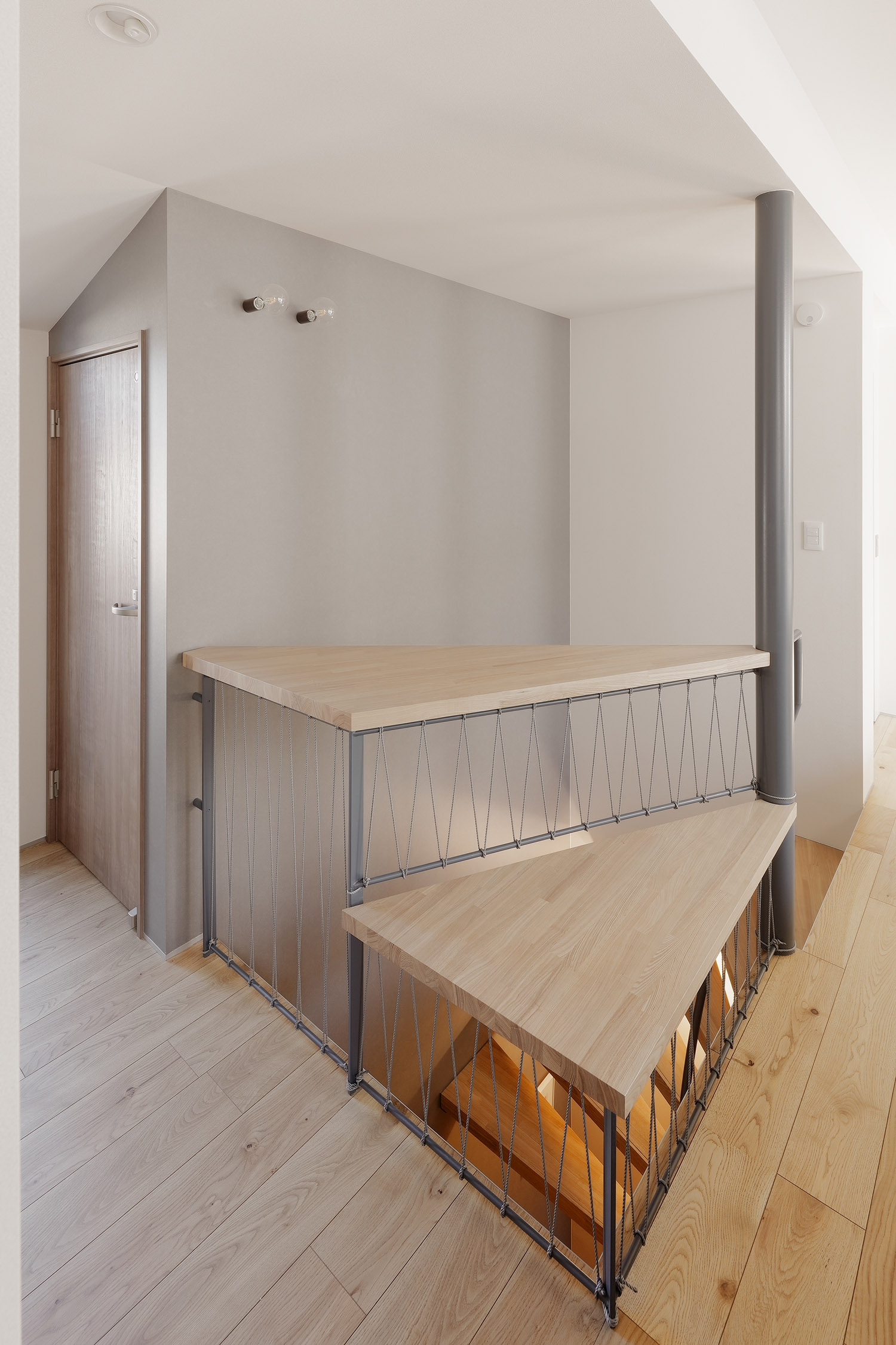 踊り場に段差をつけたおしゃれな階段・デザイン住宅 注文住宅・デザイン住宅建築実例_『CASE766 ハコ/ラセン』_階段